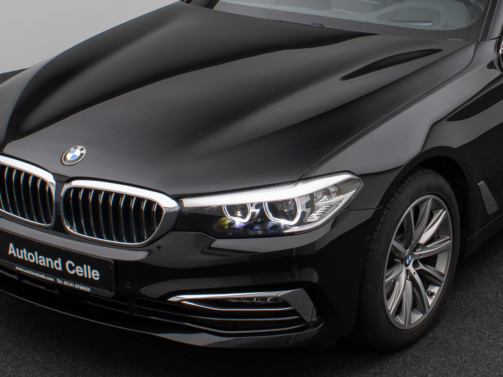 Fahrzeugabbildung BMW 520d Luxury Line Kamera HUD H/K Massage DisplKey