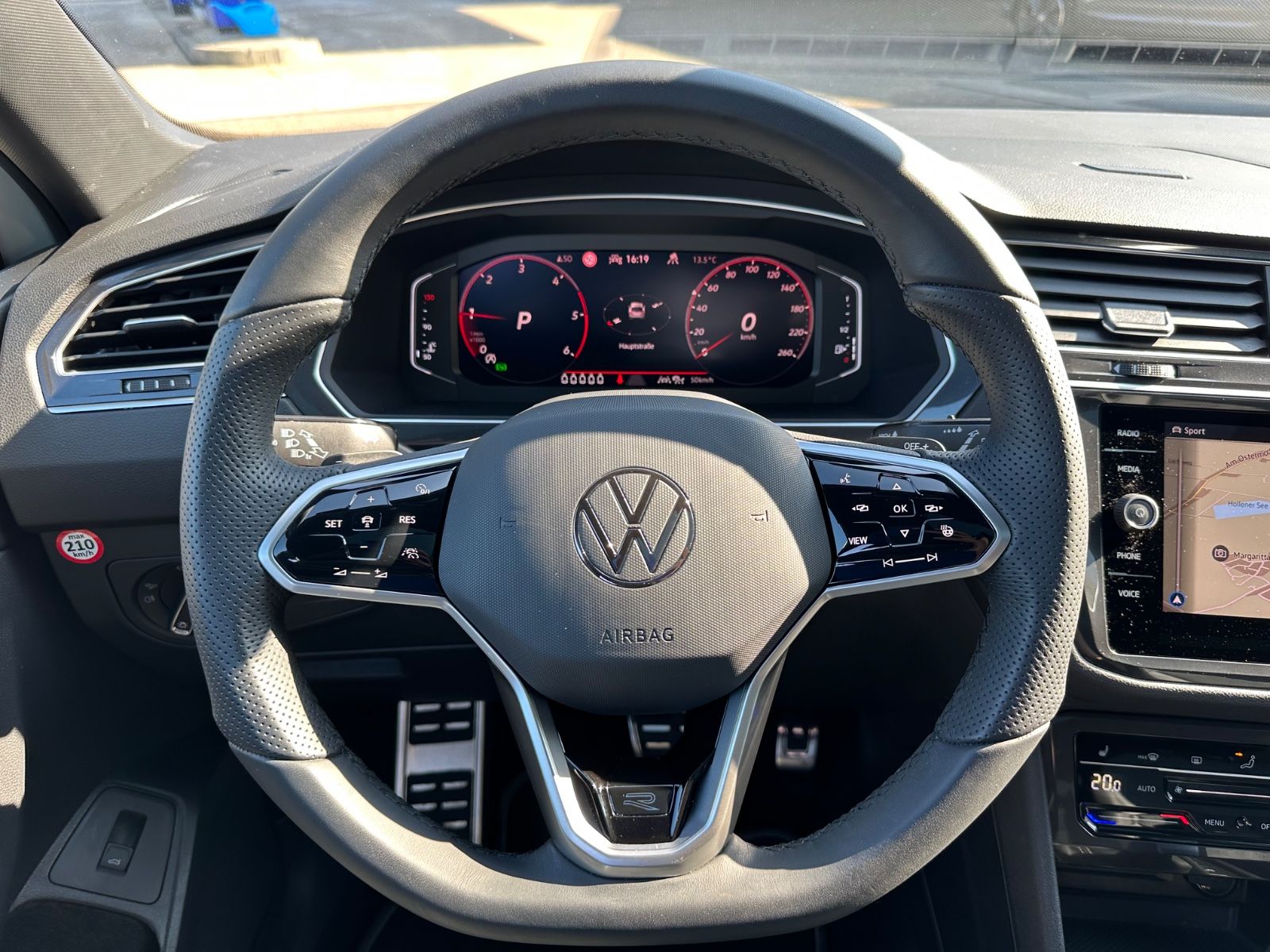 Fahrzeugabbildung Volkswagen Tiguan Allspace 2.0 TDI 4M R-Line Pano/AHK/7-Sit