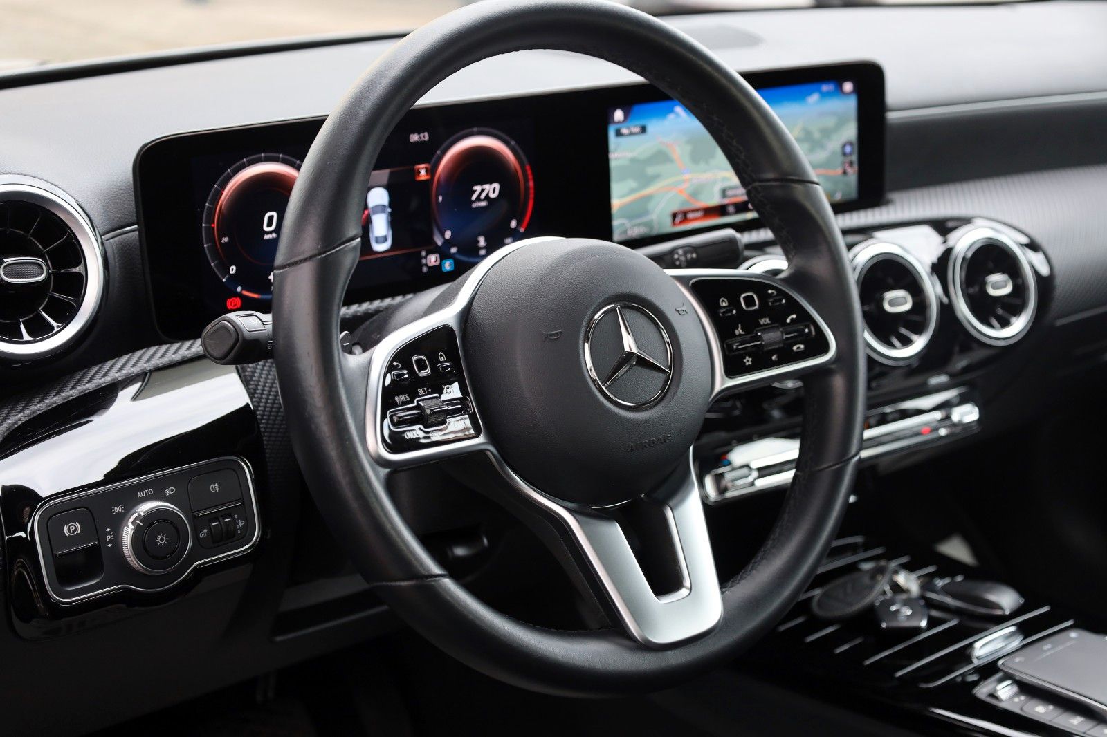 Fahrzeugabbildung Mercedes-Benz CLA 200 d, Navi, SH, Carplay, Kamera, Widescreen