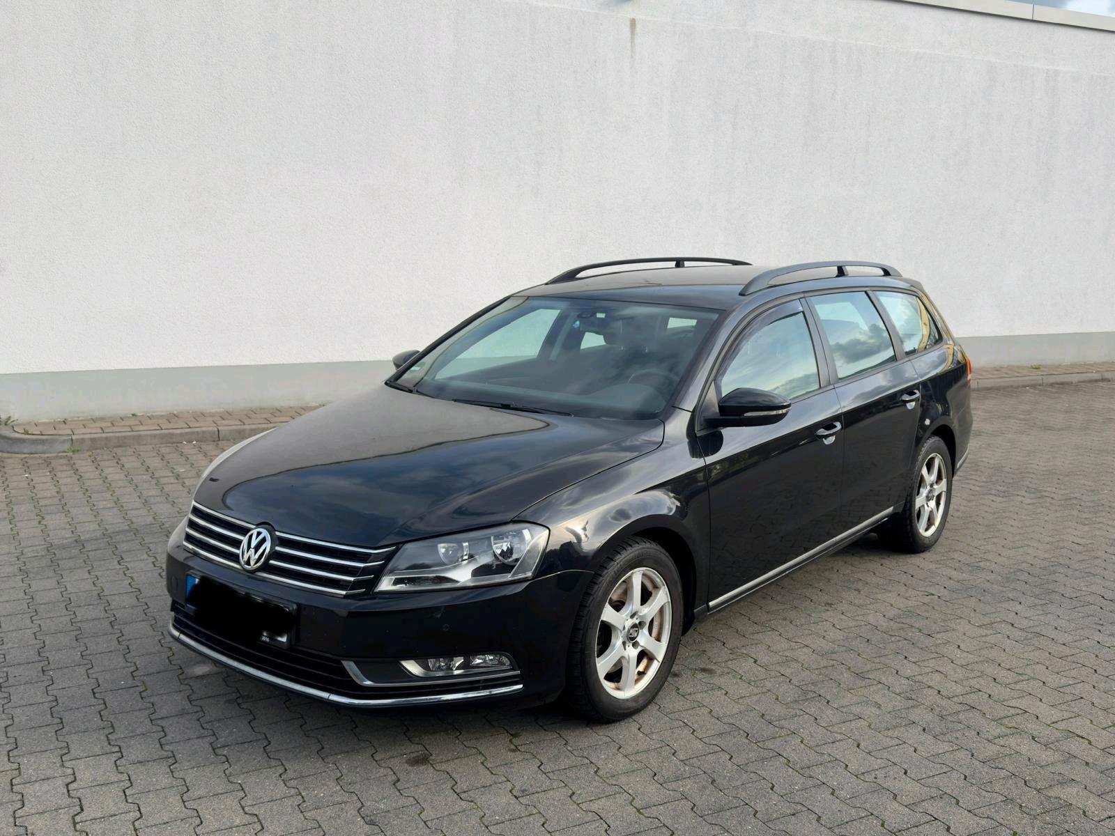 Volkswagen Passat 2012 — rear view