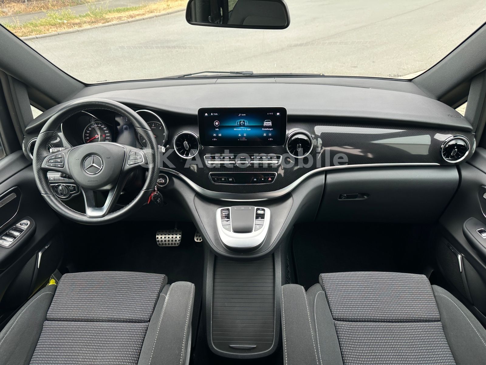Fahrzeugabbildung Mercedes-Benz V 250d Edition 4MATIC Kompakt AMG-Line / 6 Sitze