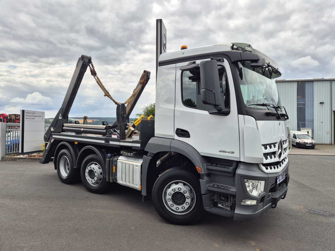 Fahrzeugabbildung Mercedes-Benz Arocs 2643 L 6x2/4 VDL AHK Funk Vorlaufachse