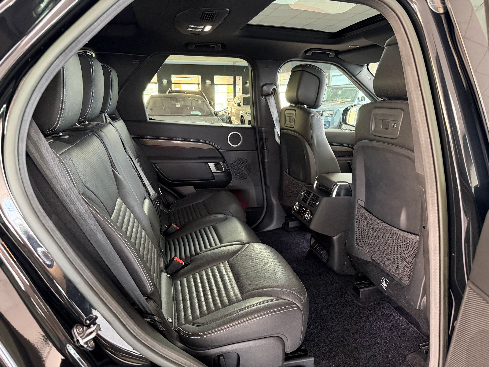 Fahrzeugabbildung Land Rover Discovery 5 R-Dynamic SE AWD/7-SITZER/360''KAM