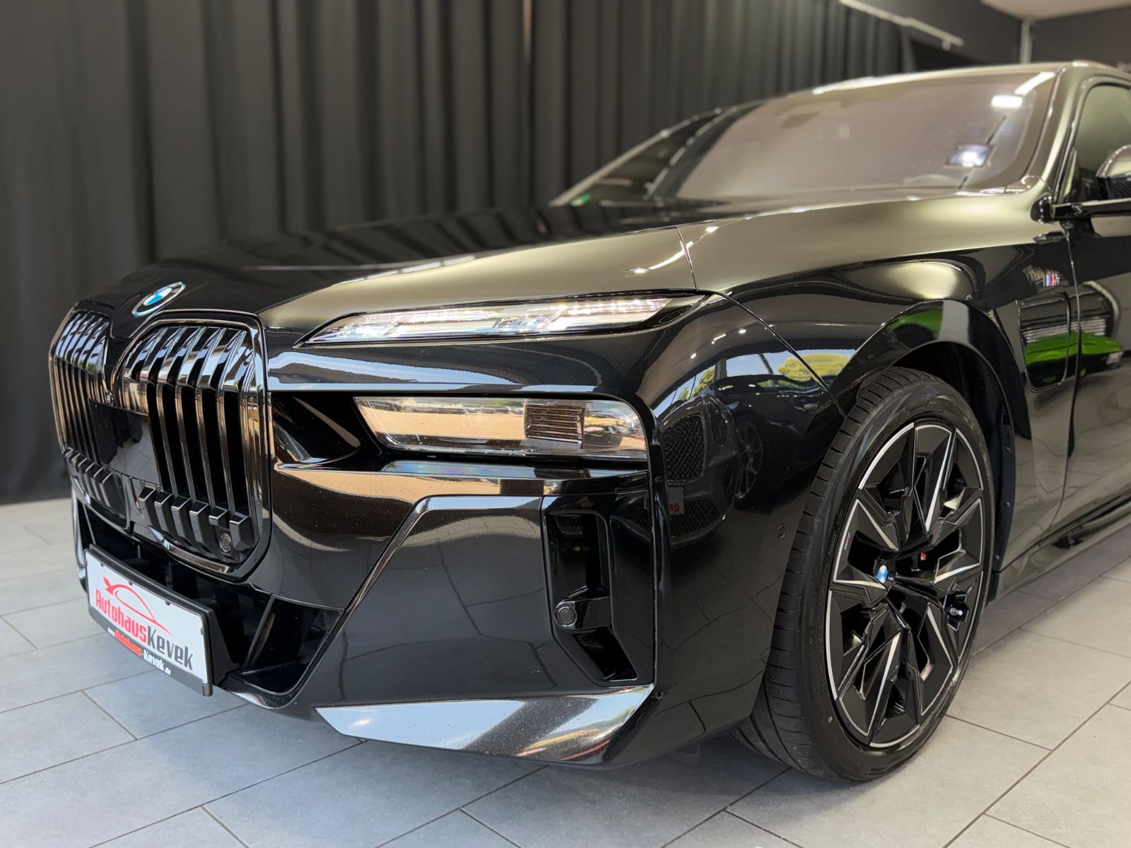 Fahrzeugabbildung BMW 750e xDrive M Sport Pro|TV|B&W|MASSAGE|SKY-LOUNG