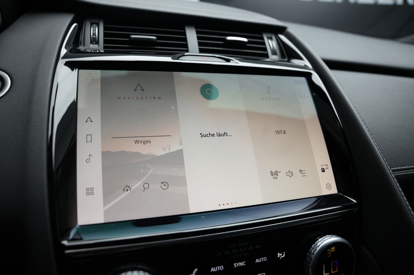 Fahrzeugabbildung Jaguar E-PACE R-Dynamic SE *Meridian*Memory*Virtual*ACC