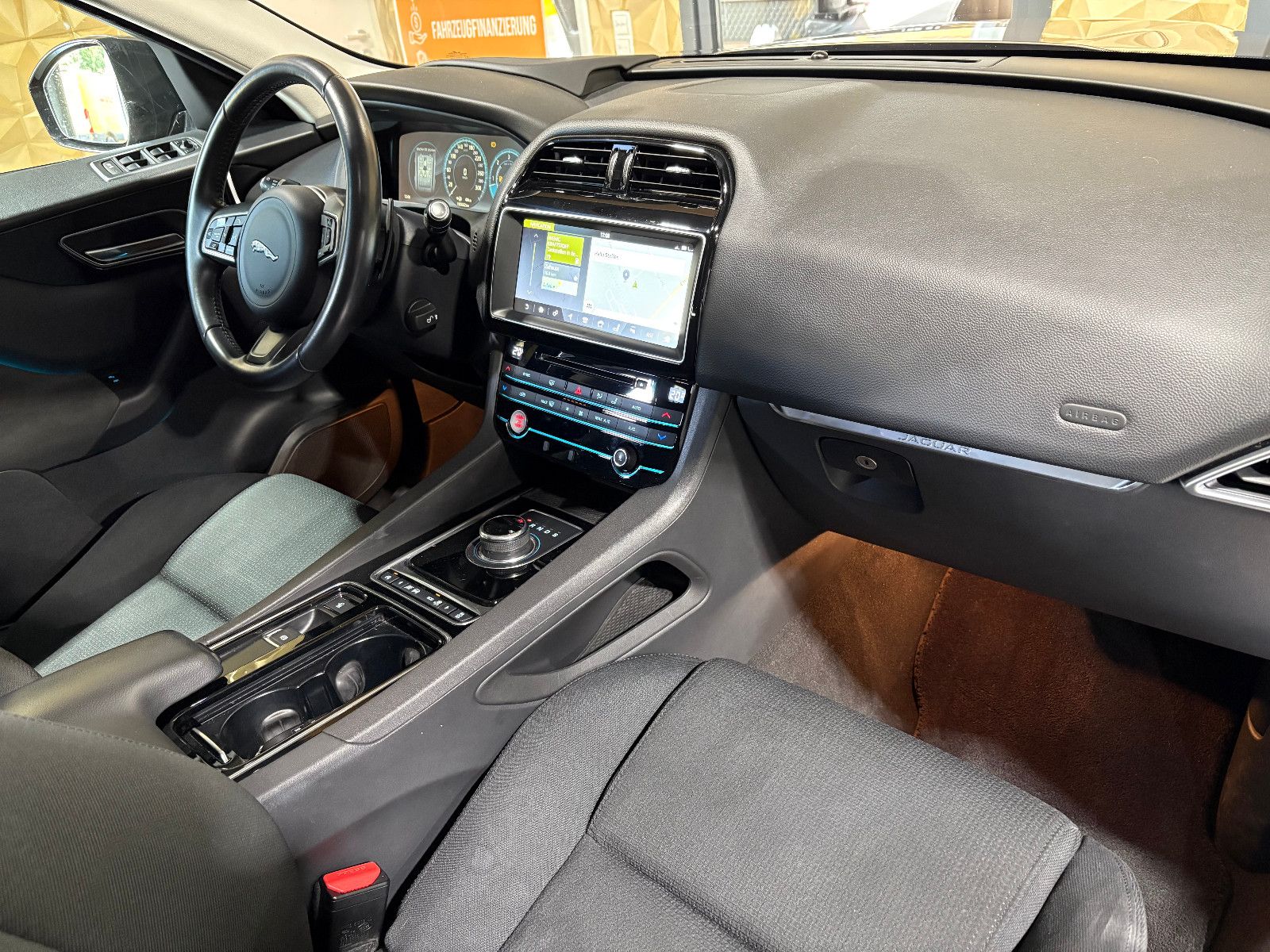Fahrzeugabbildung Jaguar F-PACE Pure AWD/HEAD-UP/NAVI/PDC/SOUNDSYSTEM