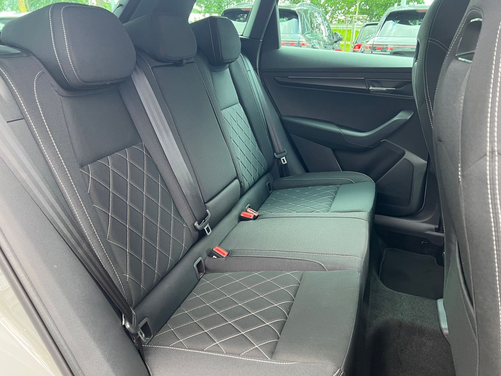 Fahrzeugabbildung SKODA Karoq Sportline 2.0 TDI DSG *CANTON, AHK, Navi,