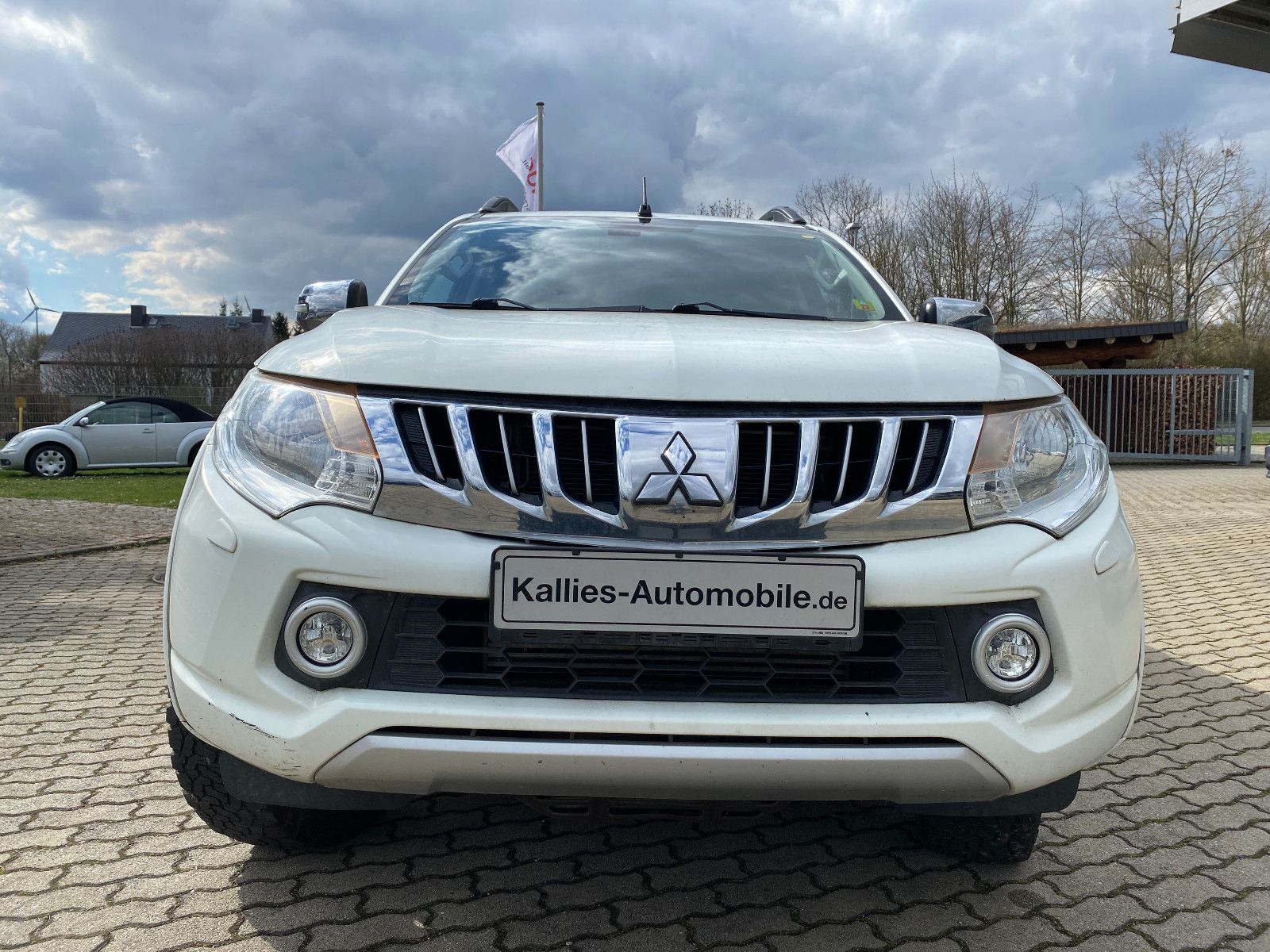Fahrzeugabbildung Mitsubishi L200 Plus Doppelkabine 4WD