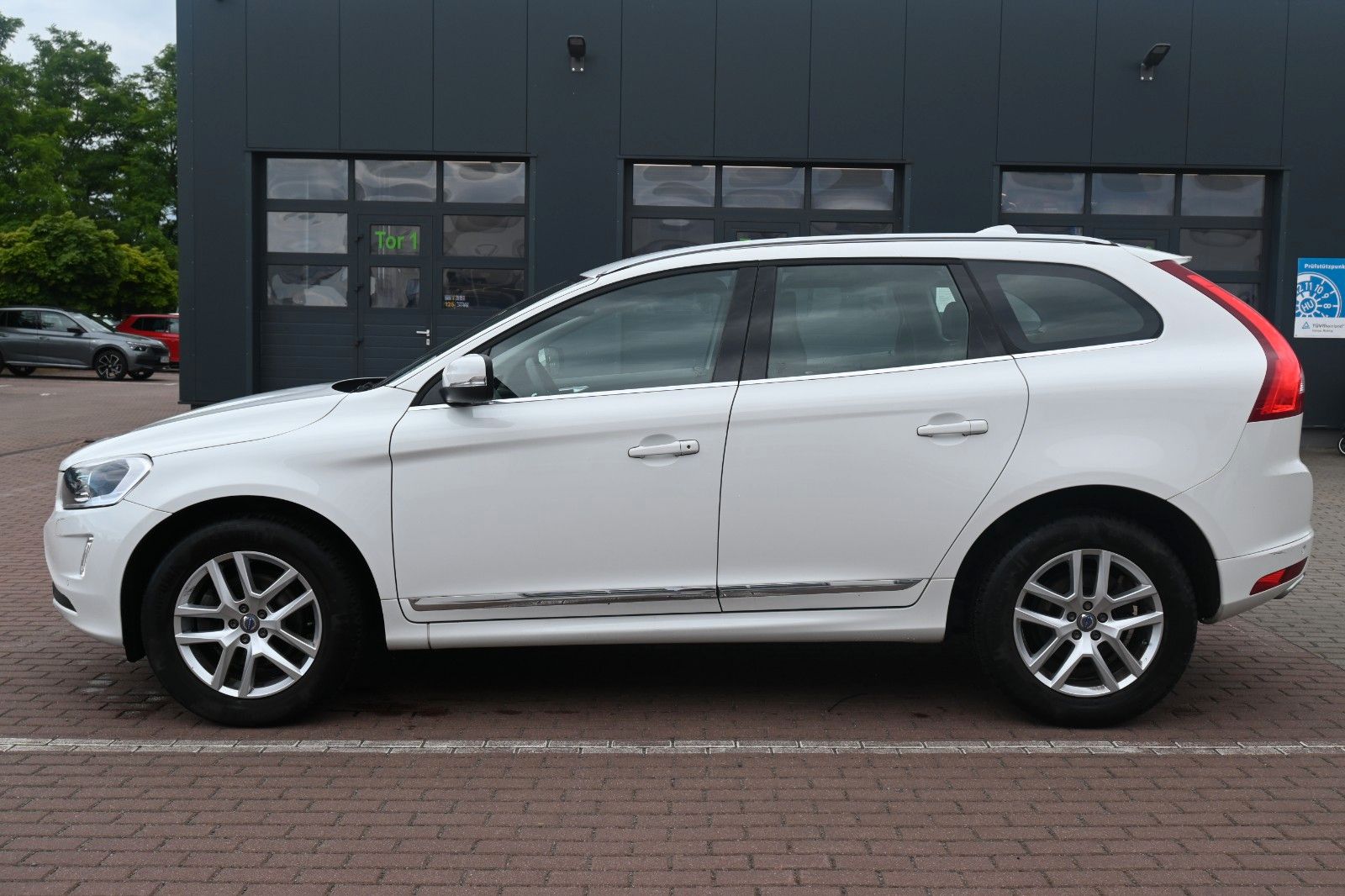 Fahrzeugabbildung Volvo XC60 T5 AWD Autom. Summum *FSHZG*RFK*XEN*LEDER*