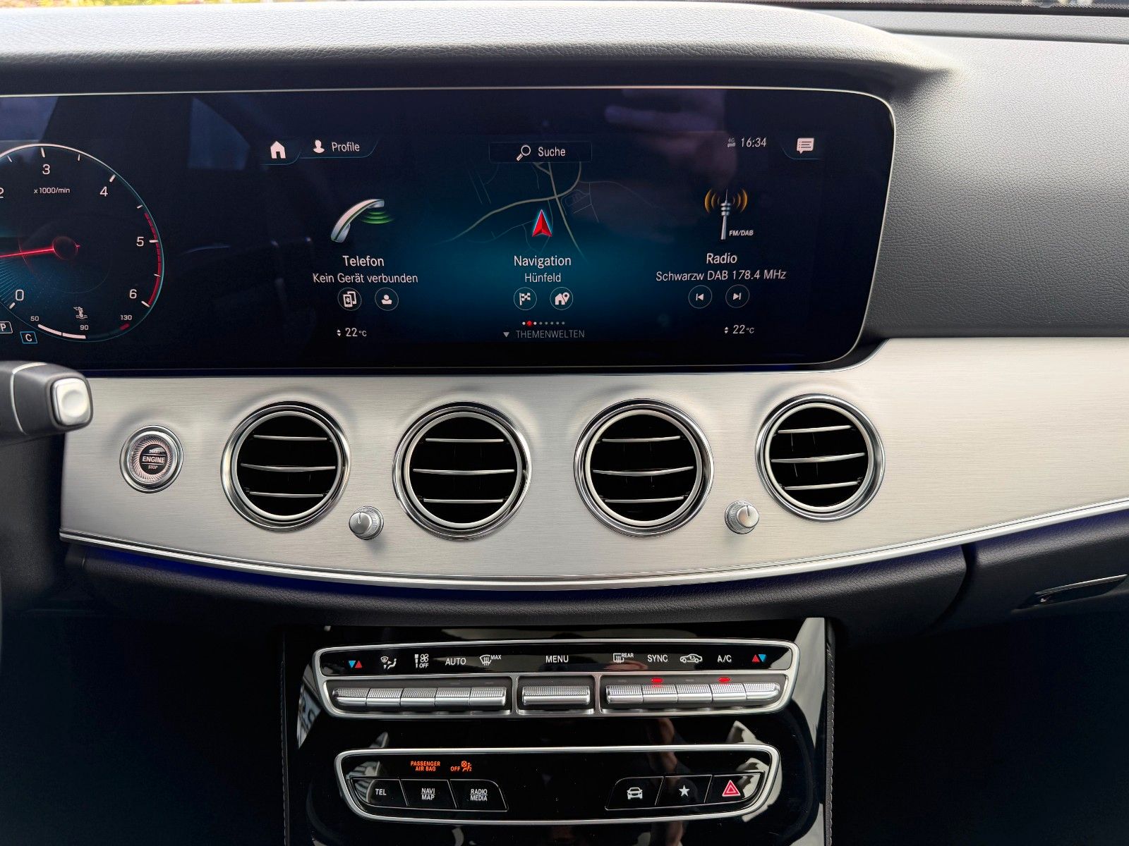 Fahrzeugabbildung Mercedes-Benz E 200d T Avantgarde+Pano+Distr+AHK+360