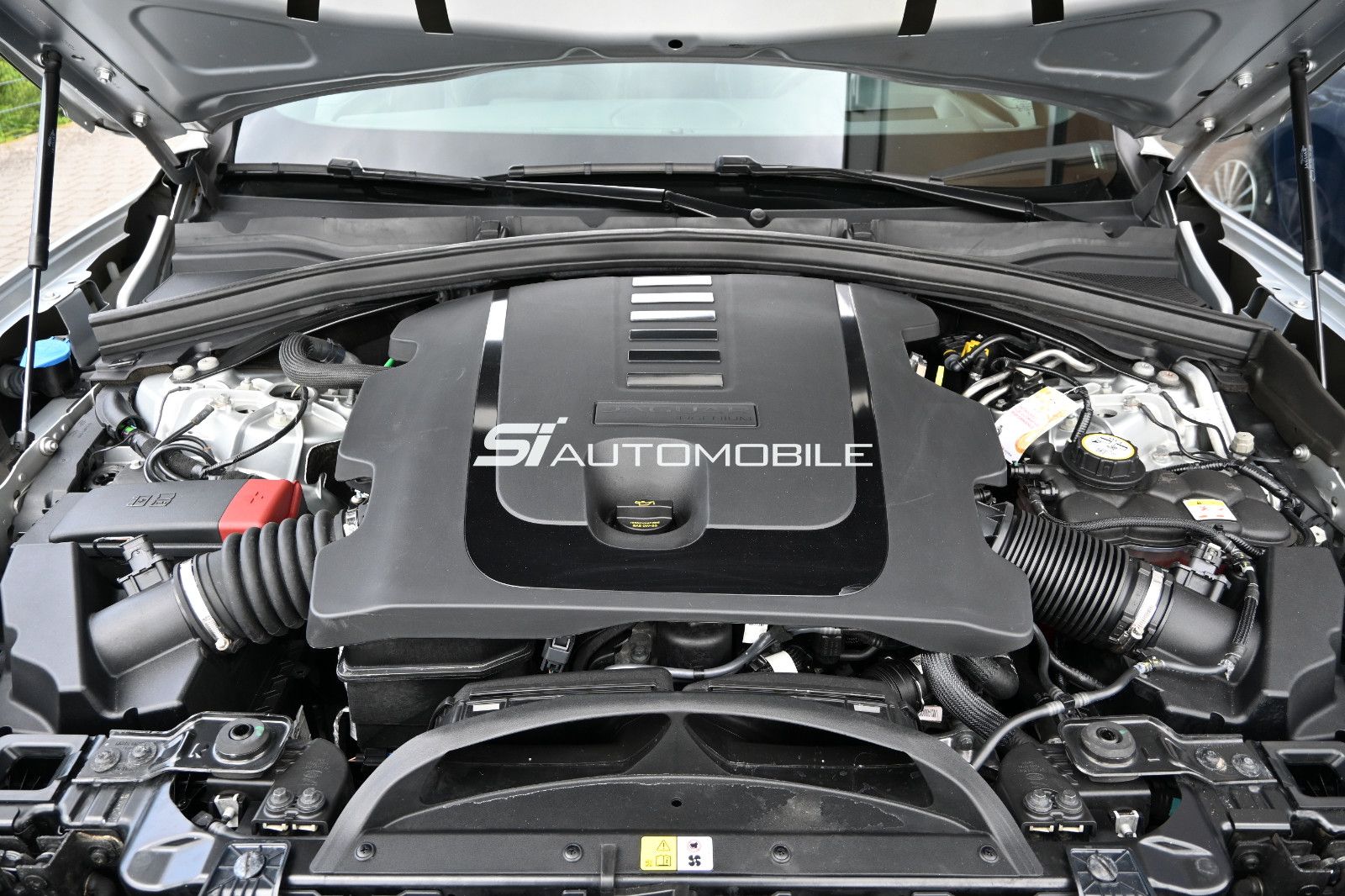 Fahrzeugabbildung Jaguar F-Pace D300 R-DYNAMIC SE AWD °ACC°AHK°HUD°PANO°