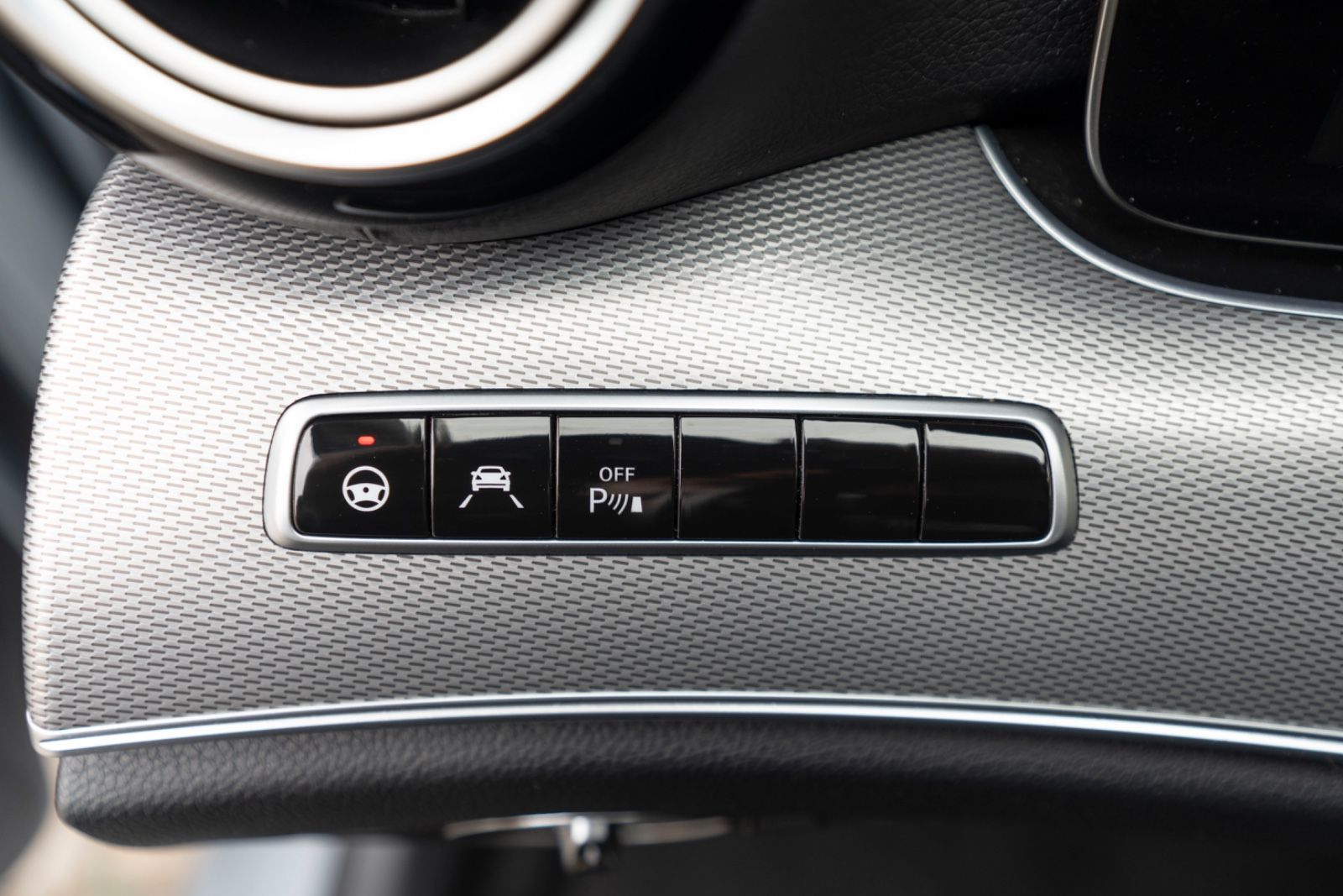 Fahrzeugabbildung Mercedes-Benz E 400 AMG 4MATIC LED KAM NAV ALC 8FACH AHK ACC