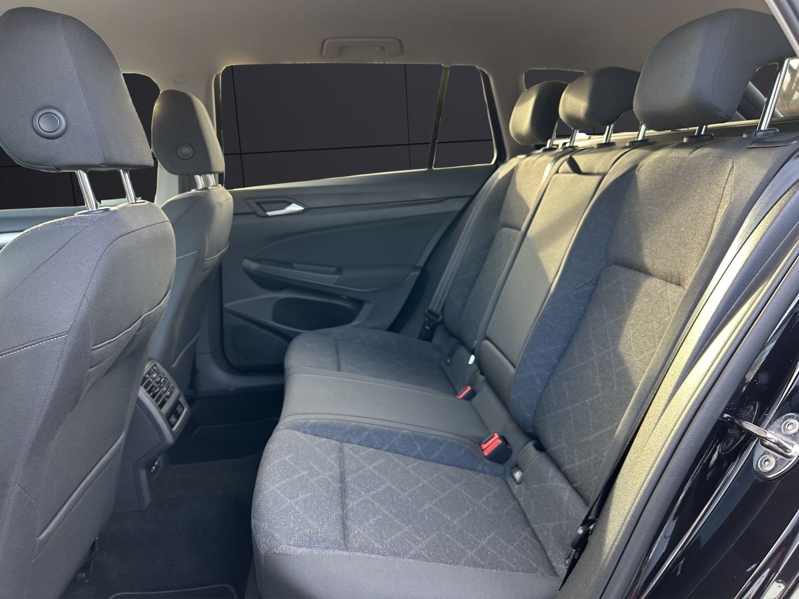 Fahrzeugabbildung Volkswagen Golf VIII Variant Life TDI DSG LED ACC AHK SHZ P