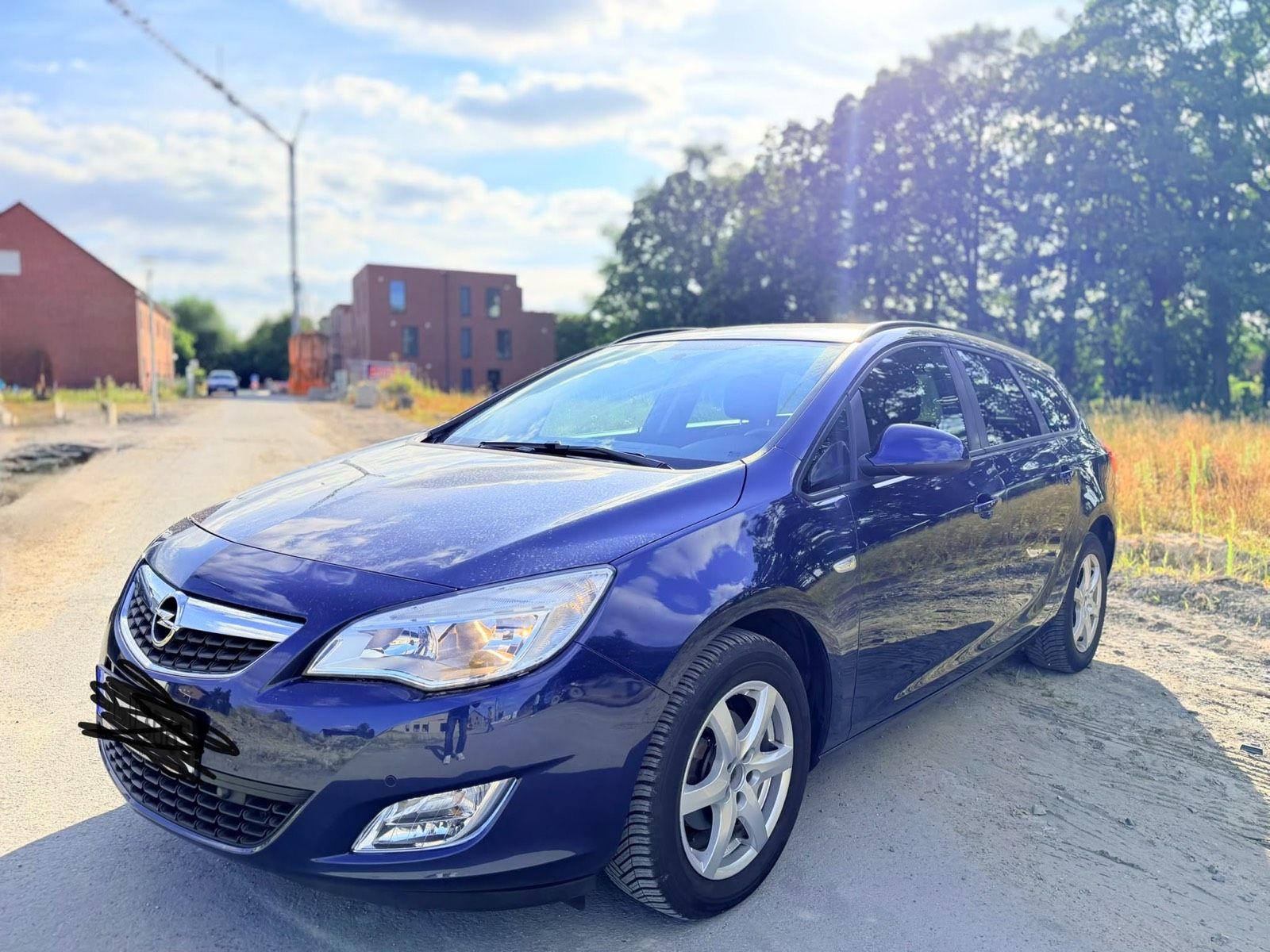 Opel Astra, 2011