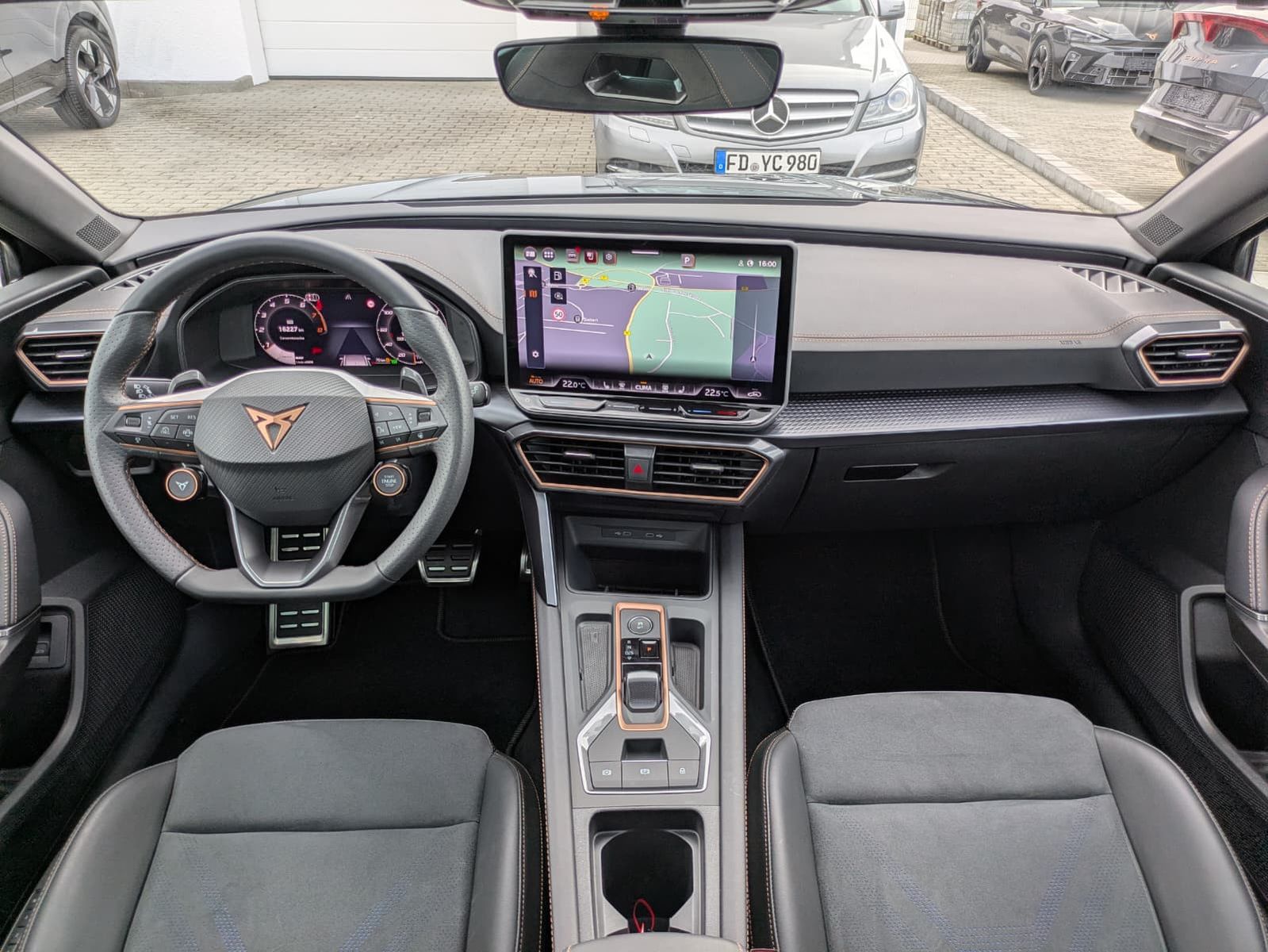 Fahrzeugabbildung CUPRA Leon 1.5 eTSI MATRIX*PANO*ALCAN.*AHK*SENN*Drive2