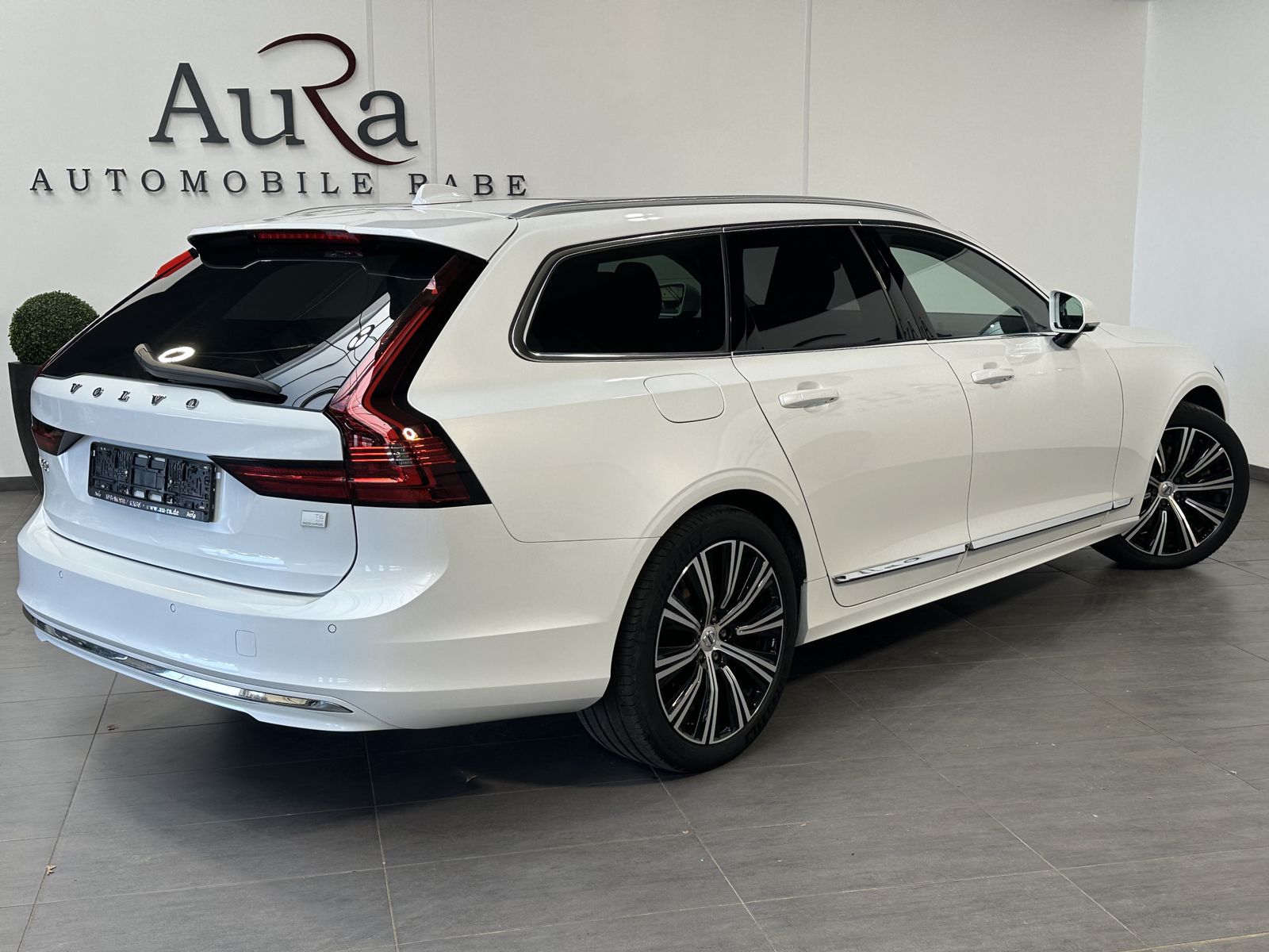Fahrzeugabbildung Volvo V90 T6 Plus Bright Hybrid AWD NAV+LED+AHK+PANO