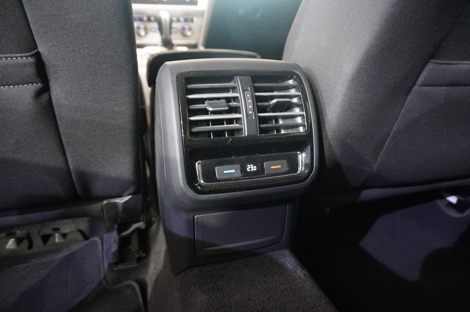 Fahrzeugabbildung Volkswagen Passat Vari. 2.0D COMFORTL. NAVI/LED/SPORT/AHK