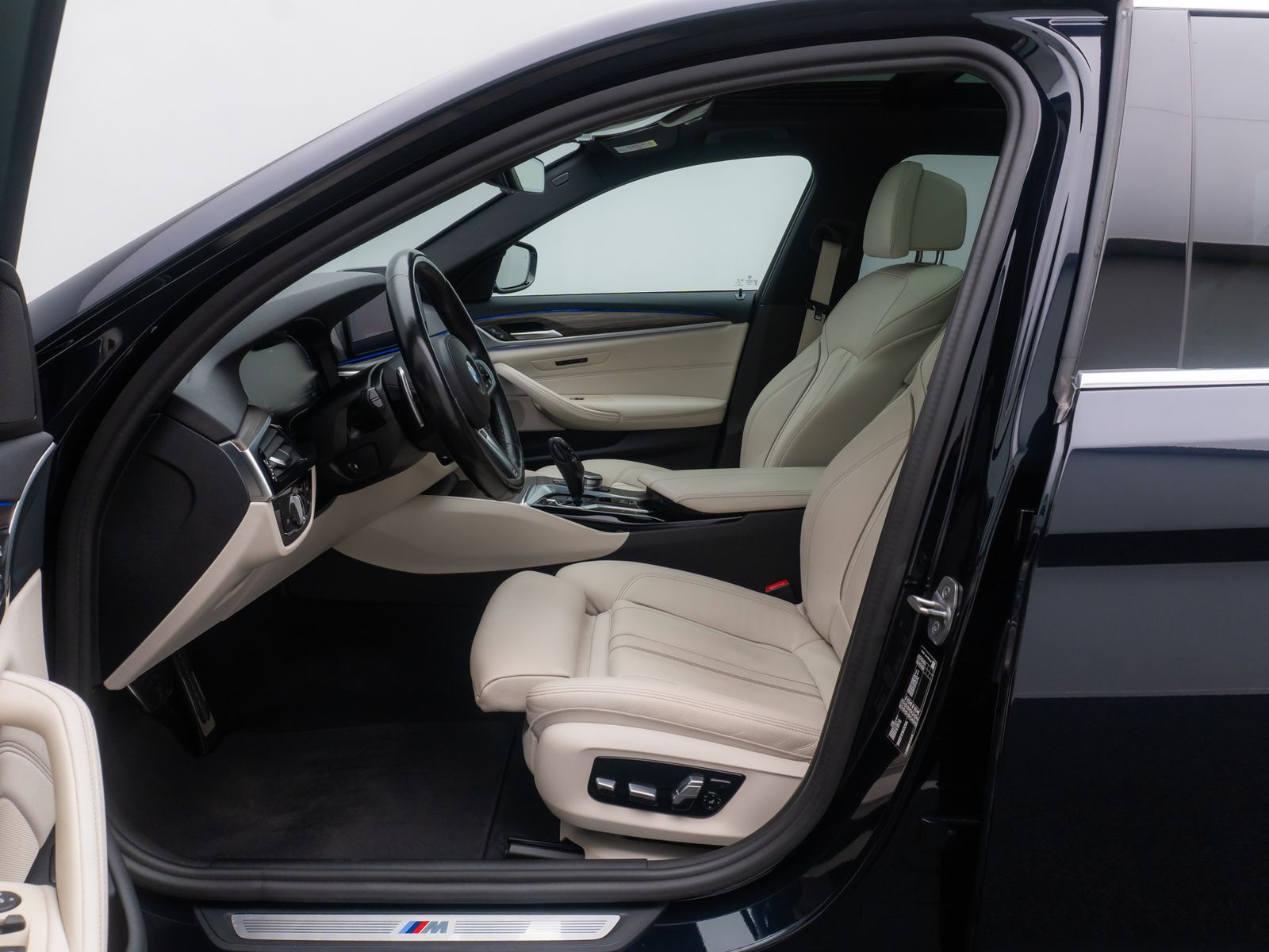 Fahrzeugabbildung BMW 530d M Sport Laser 4xKlima Panorama DAB HUD 19"