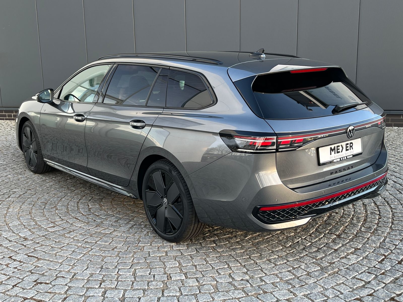 Fahrzeugabbildung Volkswagen Passat Variant R-Line 2.0 TDI DSG 4MOTION *AHK,