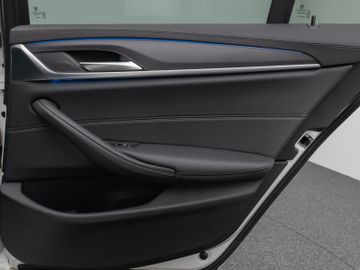 Fahrzeugabbildung BMW 530e Tour Luxury Line HiFi Pano AHK Kamera DAB
