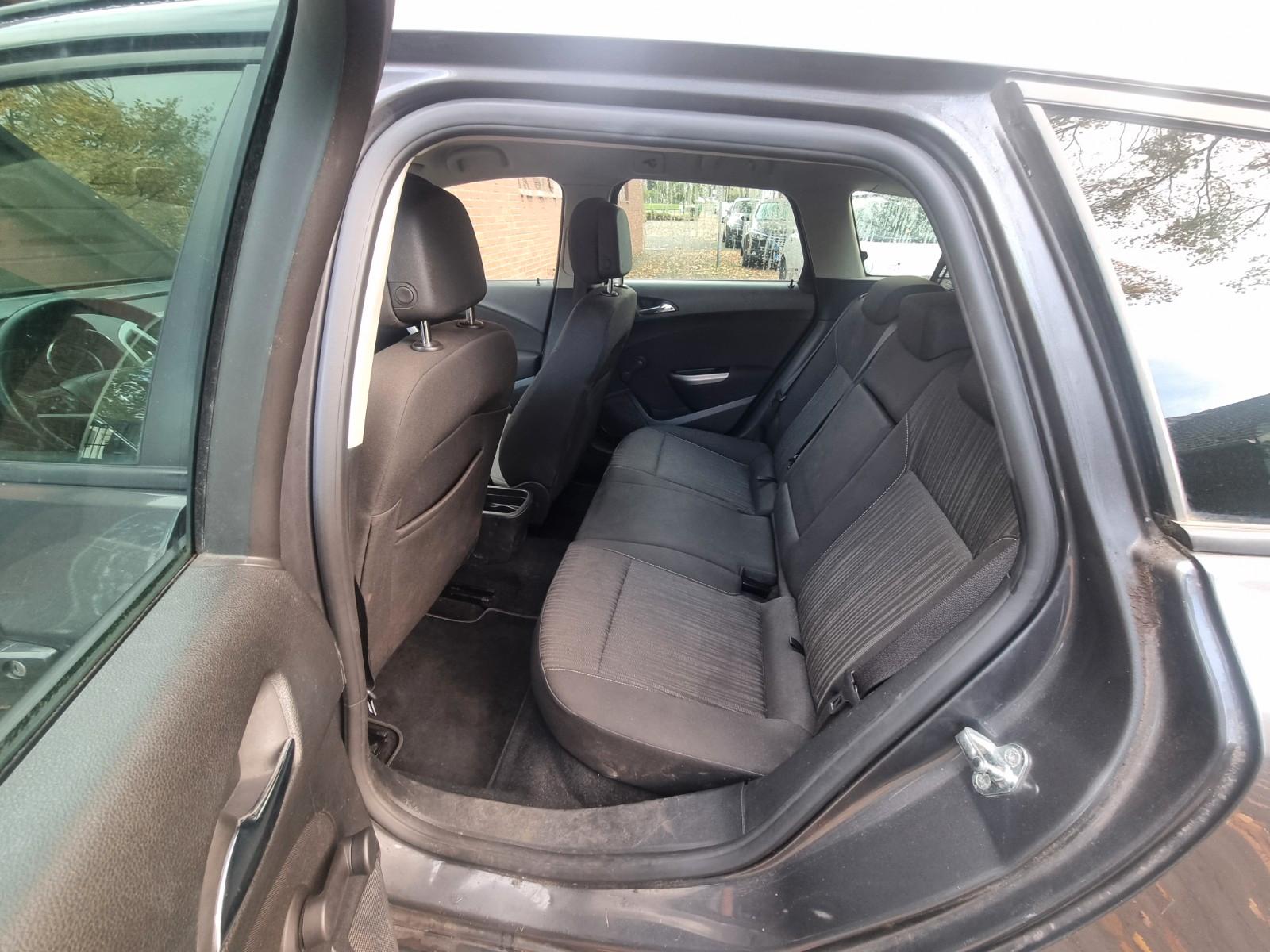 Opel Astra 2012 — photo 25