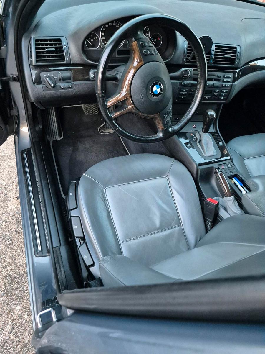 BMW 318 2004 — interior