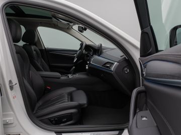Fahrzeugabbildung BMW 530e Tour Luxury Line HiFi Pano AHK Kamera DAB