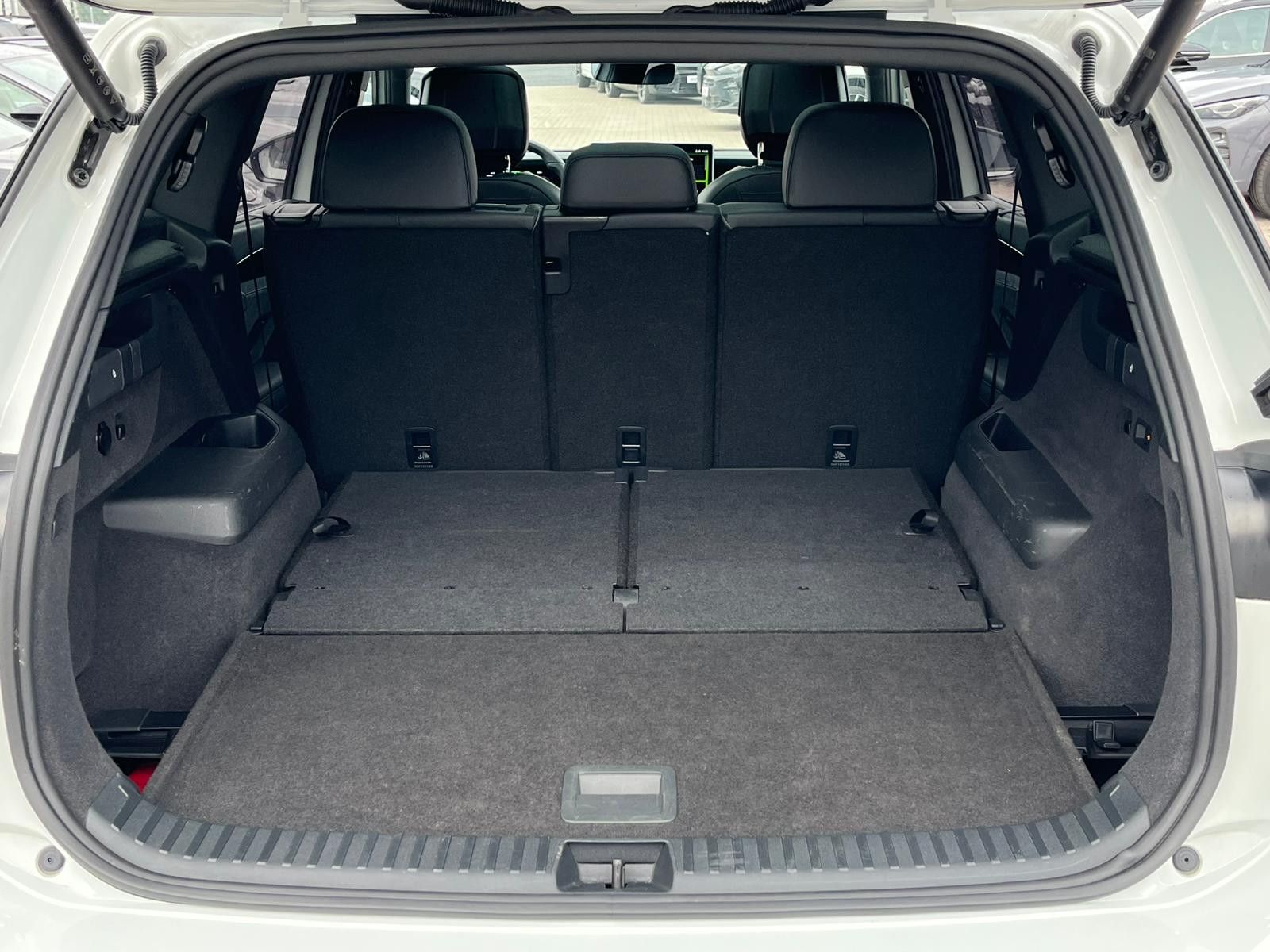 Fahrzeugabbildung Volkswagen Tayron 2.0 TDI 4M R-Line 7S*IQ-L.*LEDER*PANO*HUD