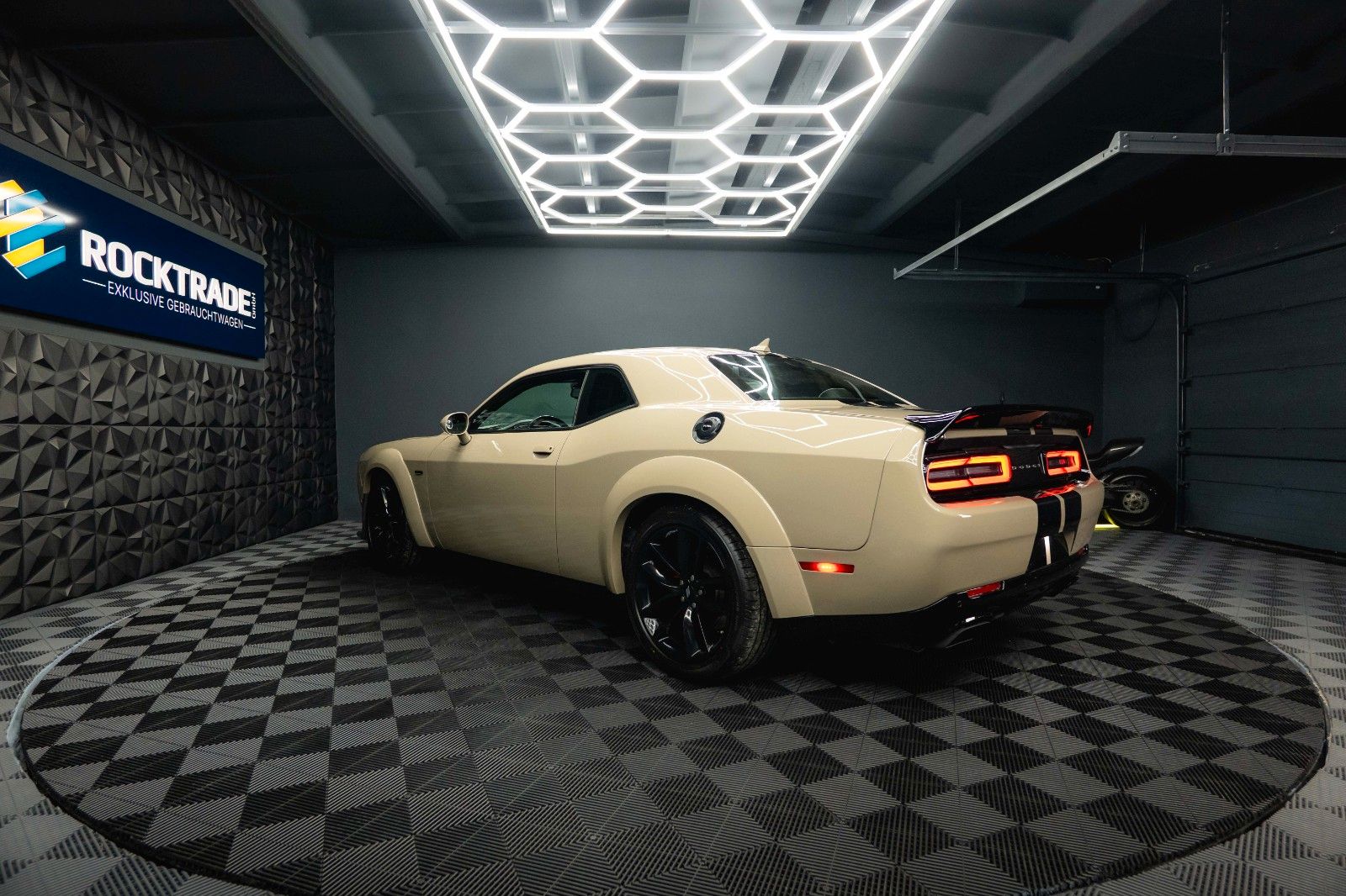 Fahrzeugabbildung Dodge Challenger 6.4 V8 SRT 392 R/T SCAT PACK WIDEBODY