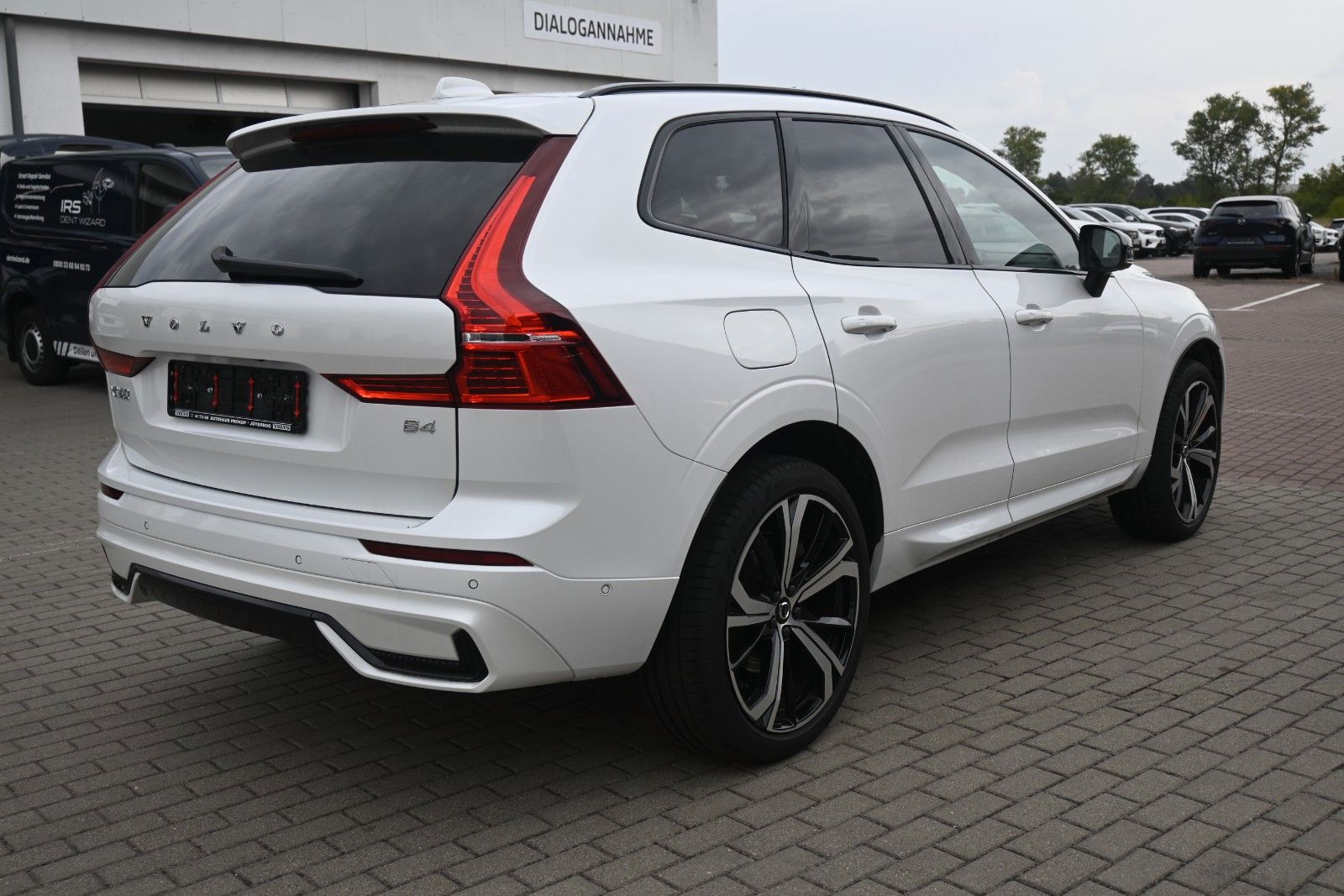 Fahrzeugabbildung Volvo XC60 B4 Benzin FWD Plus Dark*STHZG*360°*ACC*AHK
