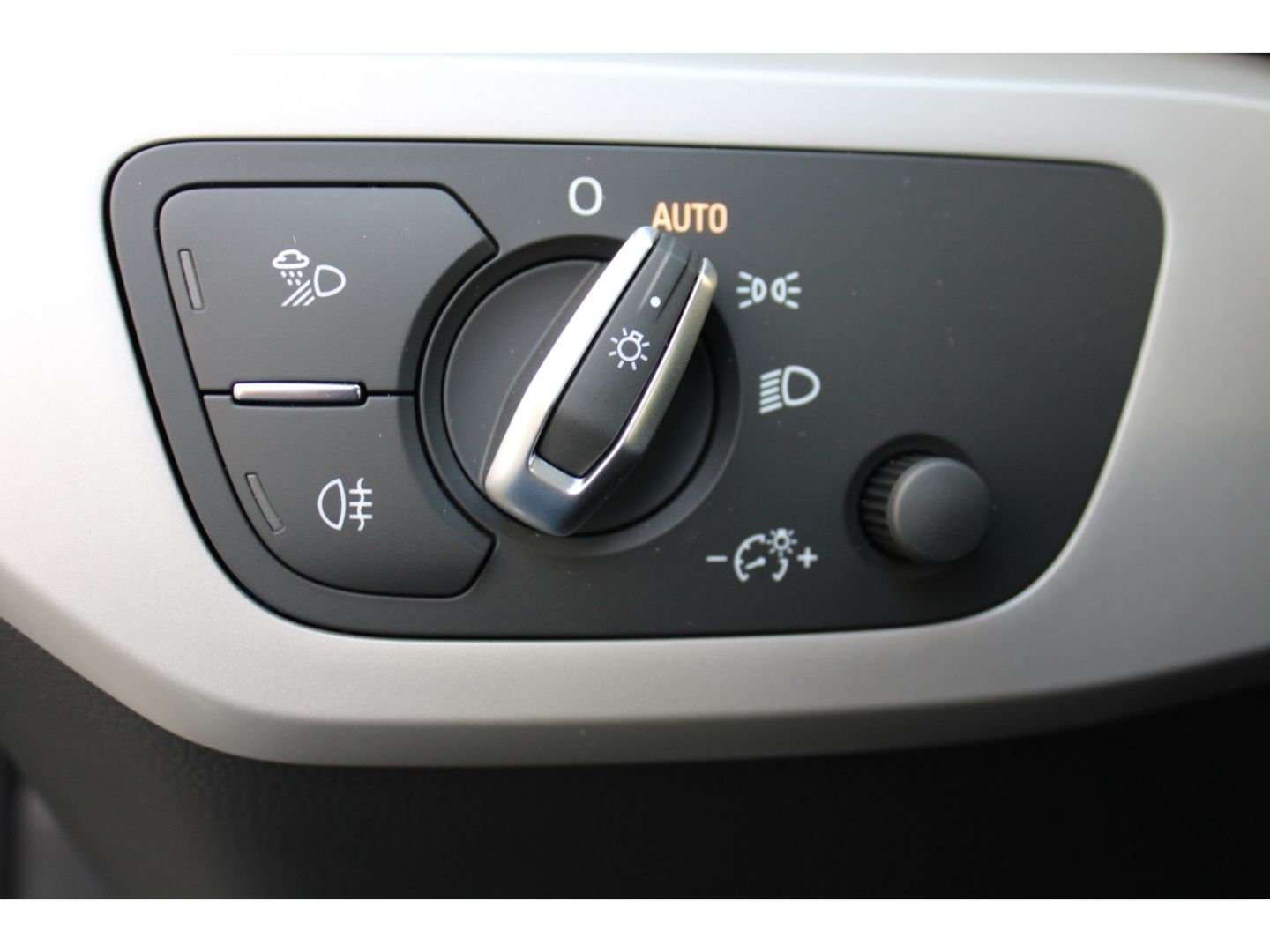 AUDI A4 35 TDI S-Tronic advanced Avant LED Navi DAB V - Image 16