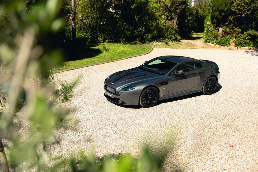 Aston Martin V12 Vantage