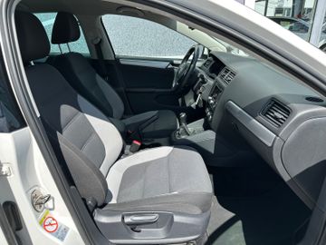 Fahrzeugabbildung Volkswagen Jetta VI 1.2 TFSI Life Navi