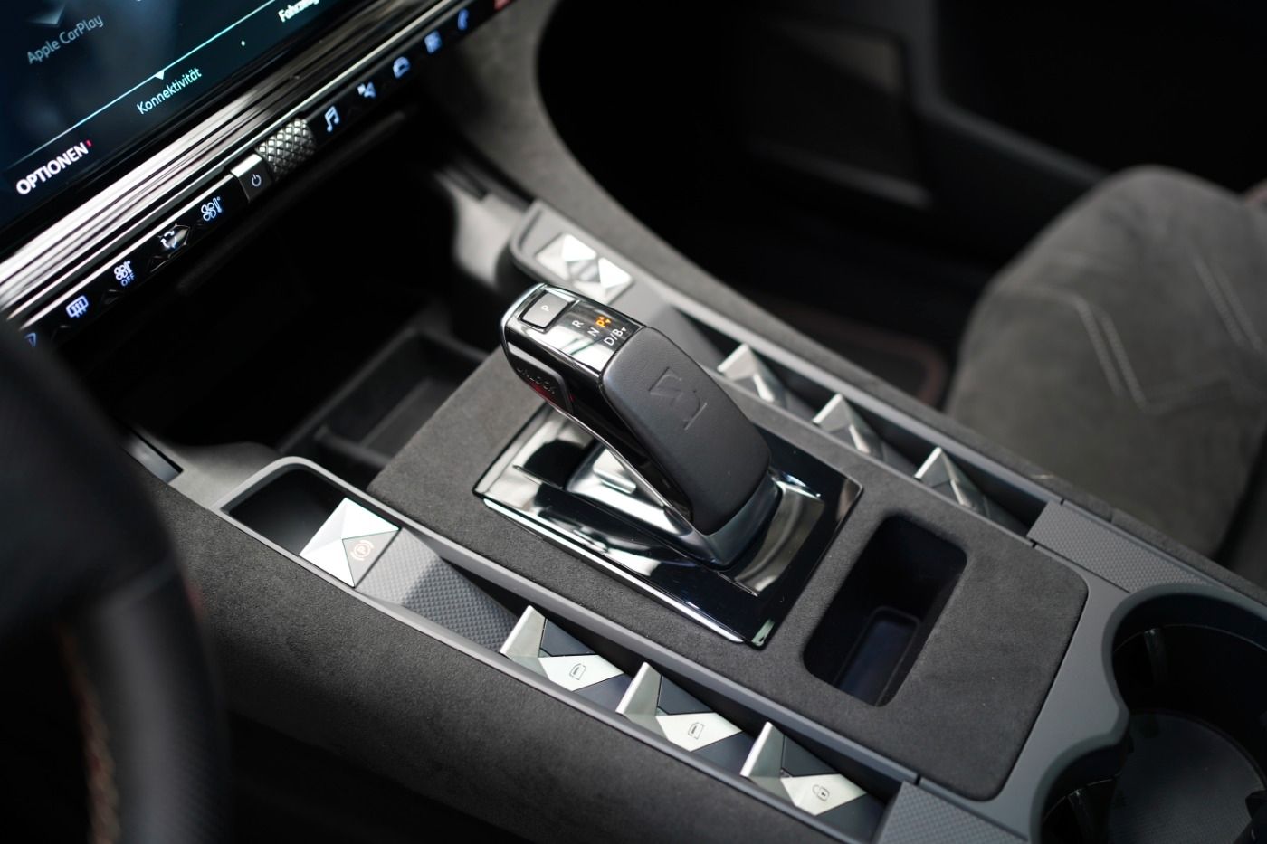 Fahrzeugabbildung DS Automobiles DS7 Crossback E-Tense 4x4 300 Anhängerkupplung