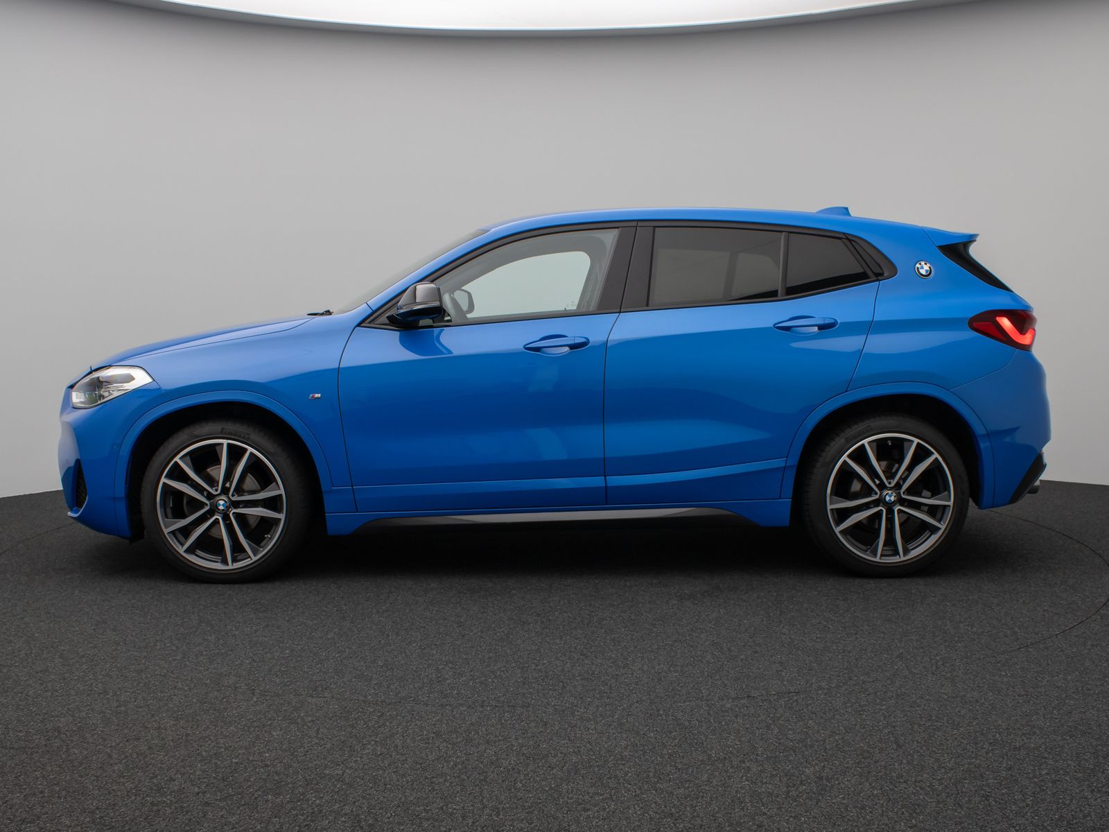 Fahrzeugabbildung BMW X2 sD18d M Sport Kamera HUD DAB HiFi Komfort 19"