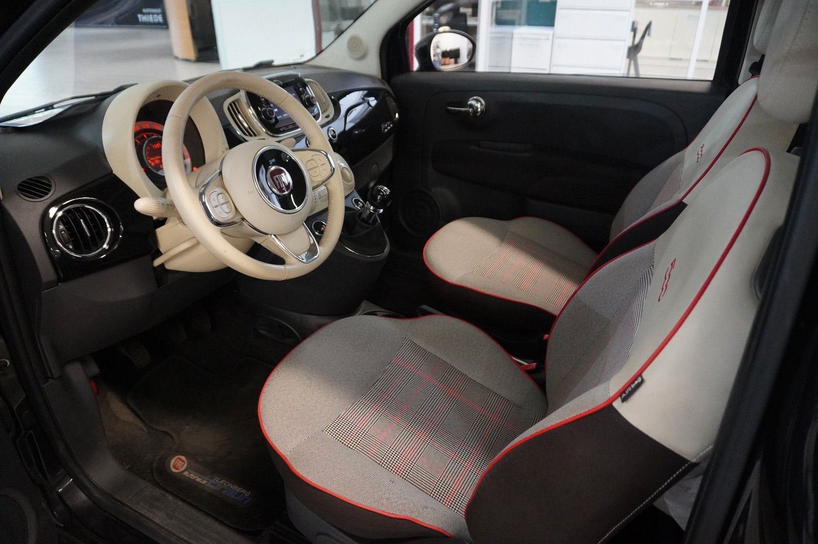 Fahrzeugabbildung Fiat 500 1.2 LOUNGE LED/PANO./USB/NEBEL/TOUCH/PDC