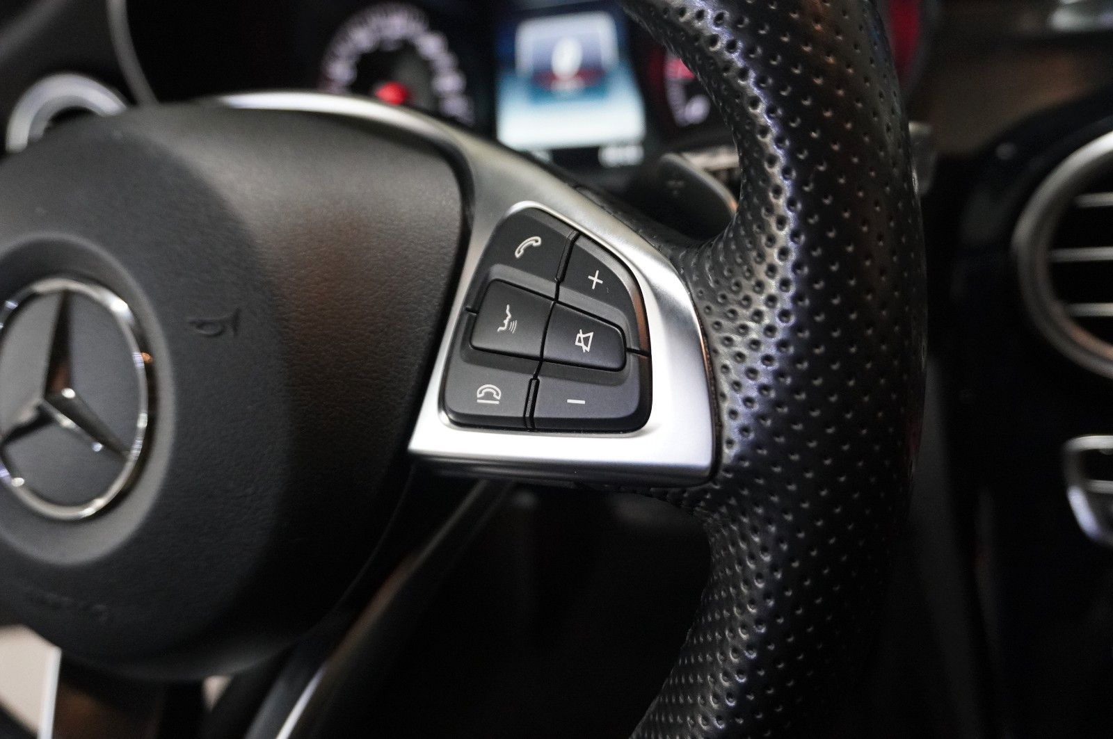 Fahrzeugabbildung Mercedes-Benz C 200 LIM. AMG LINE NAVI/LED/KAMERA/SH/SPORT/AHK