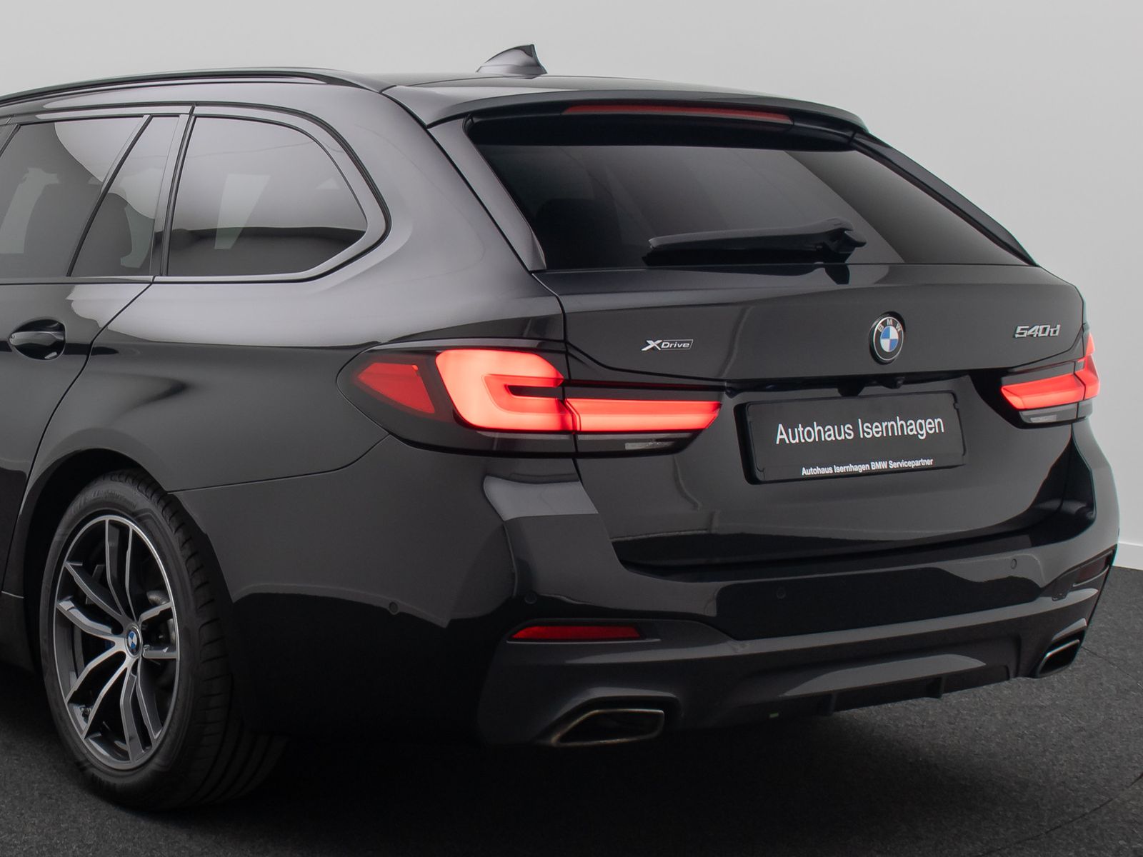 Fahrzeugabbildung BMW 540d xD M Sport DAB HUD DisplayKey Panorama HiFi