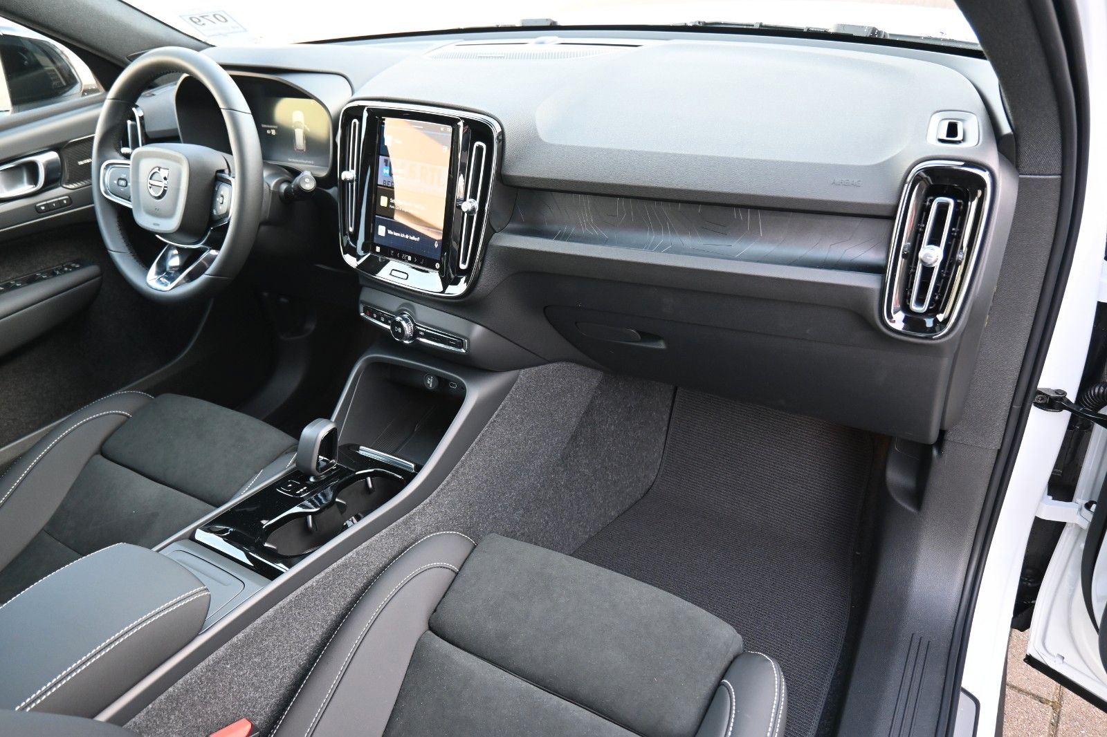 Fahrzeugabbildung Volvo XC40 Ultimate RC Pure Electric AWD*360°*PANO*GSD