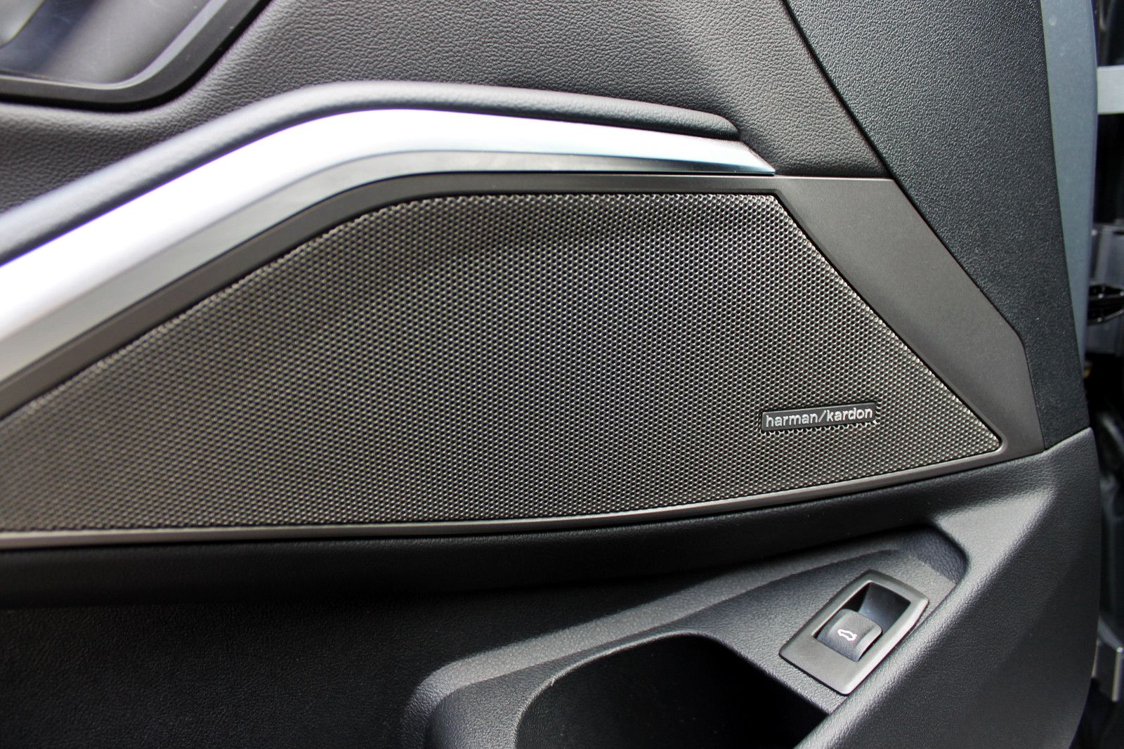 Fahrzeugabbildung BMW 318d Touring Steptr. LED ACC KAM AHK NAV CarPlay