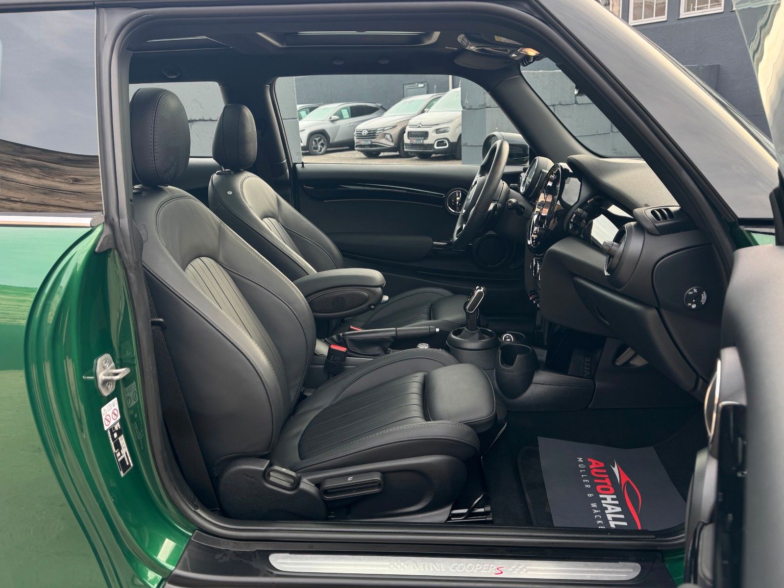 Fahrzeugabbildung MINI Cooper S Classic Trim Leder PANO LHZ SHZ BT PDC