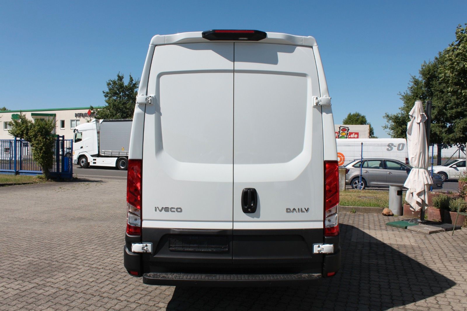 Fahrzeugabbildung Iveco Daily 3,0 Autom. Airline/Boden/Verkleidung