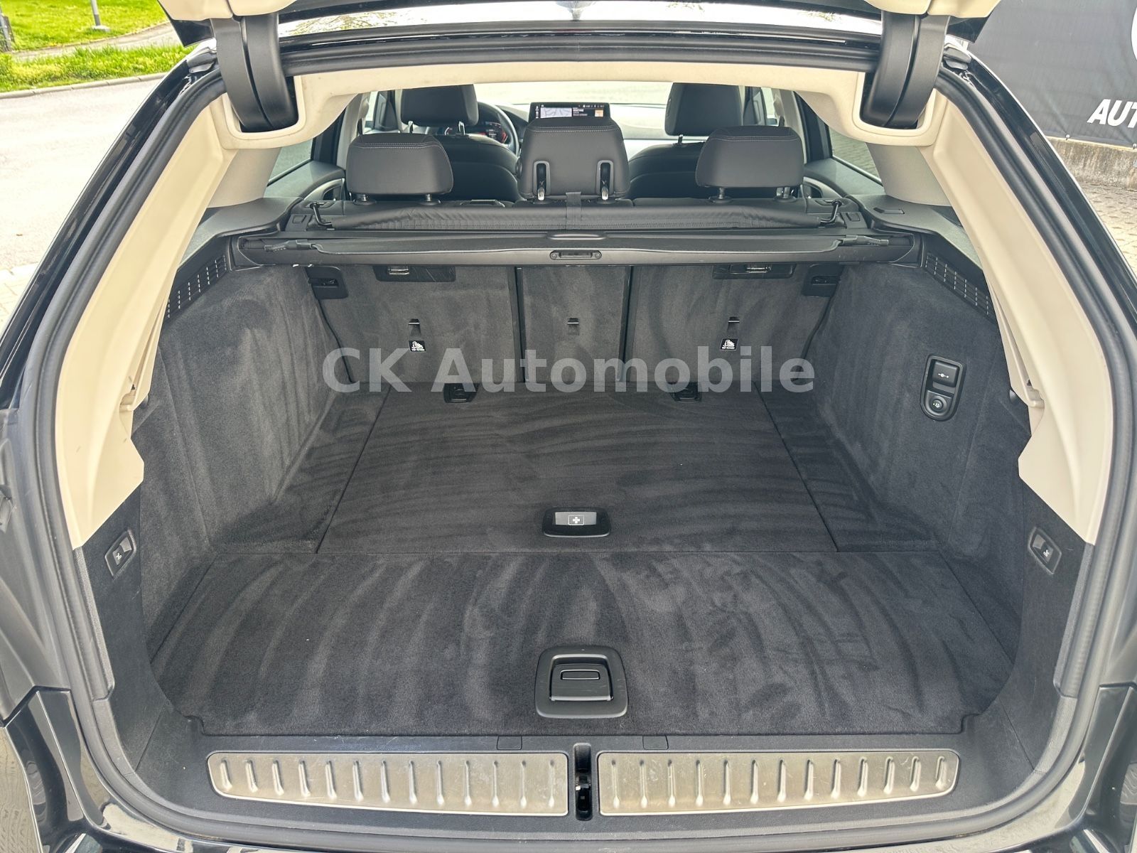 Fahrzeugabbildung BMW 520d Touring/Navi/Laser/Head-Up/Leder/360°/AHK