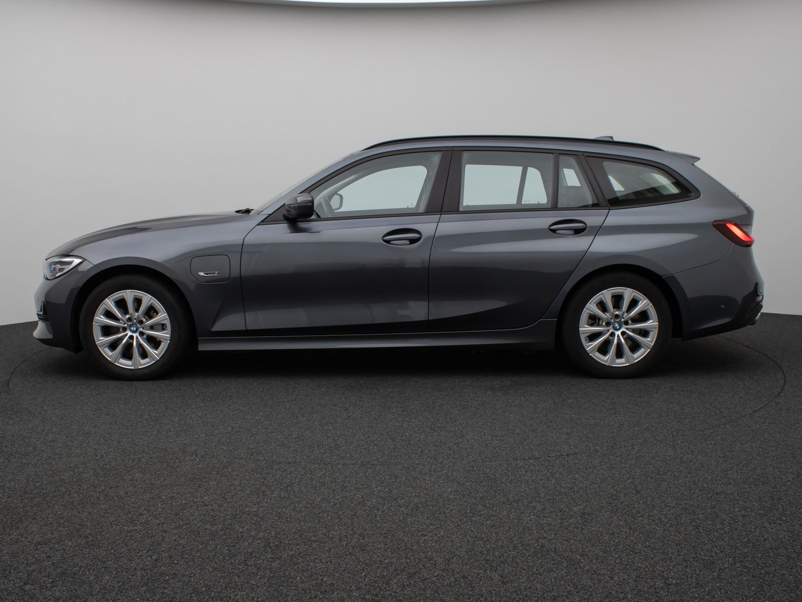 Fahrzeugabbildung BMW 330e Kamera DAB HiFi DrivingAssist Alarm Sport