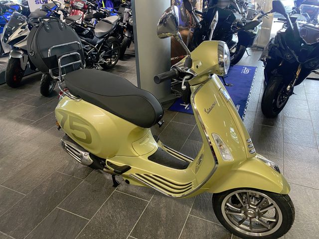 Vespa Primavera 50 75th annivasario