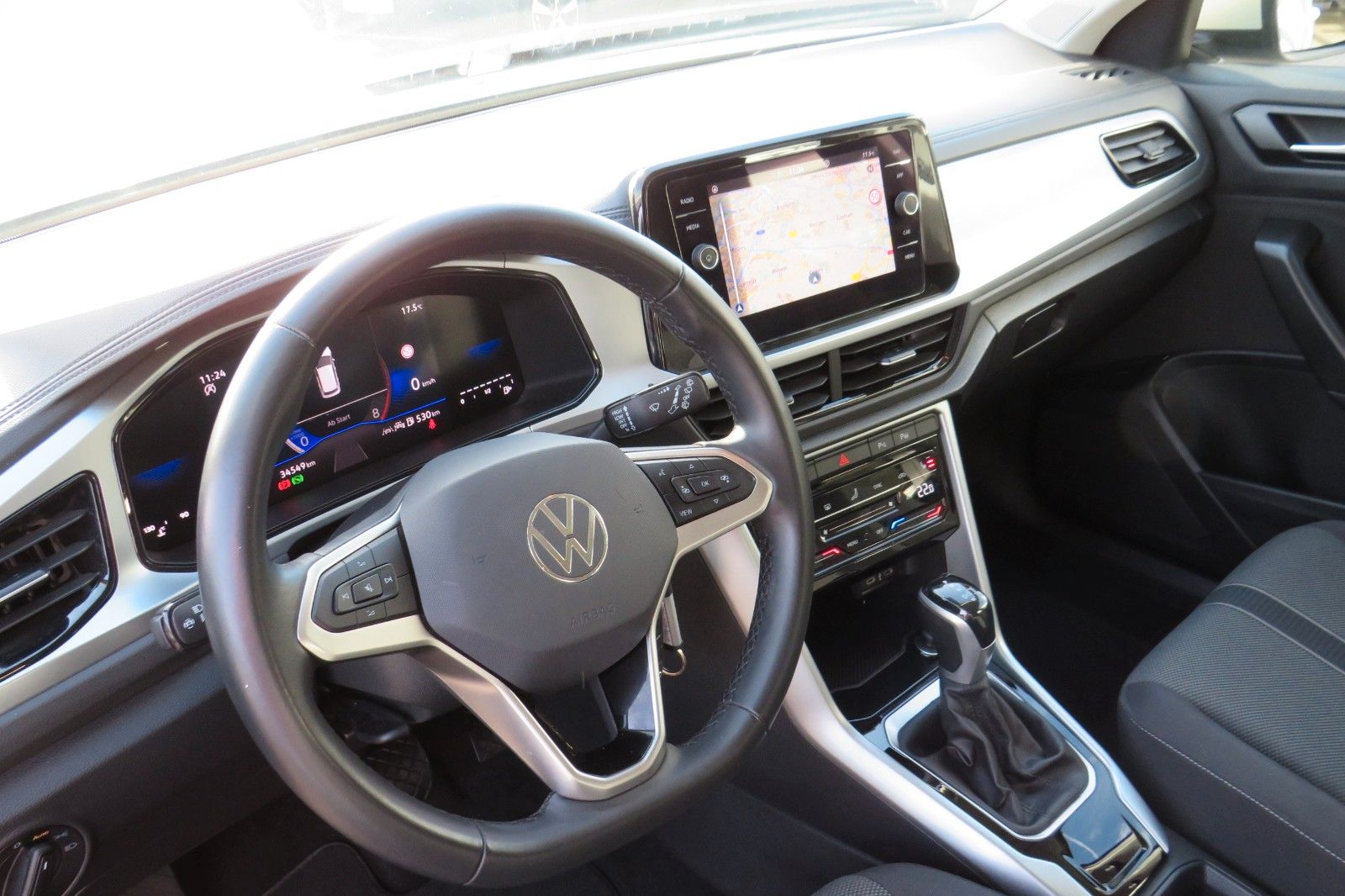 Fahrzeugabbildung Volkswagen T-Roc Life DSG AHK NAVI SITZH. APP-CON. LED 1Hd