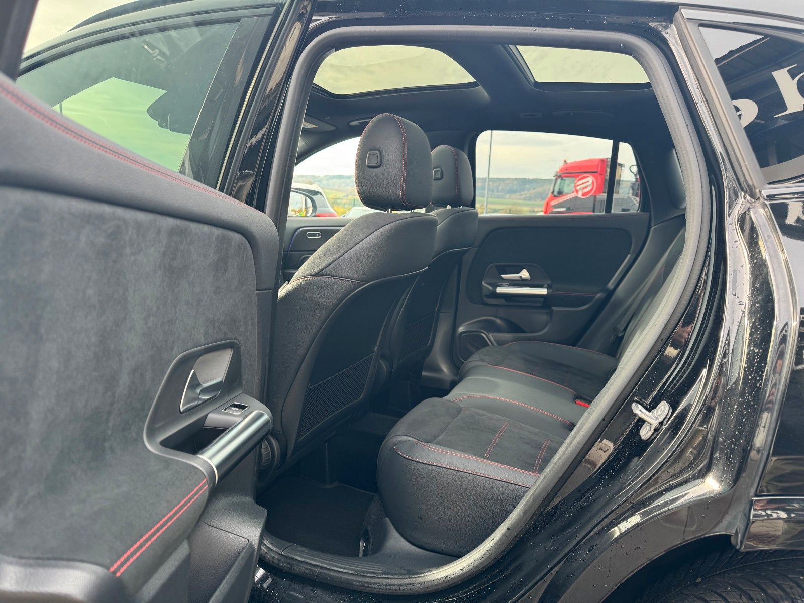 Fahrzeugabbildung Mercedes-Benz GLA 200 AMG+Pano+Distr+Ambiente+Multibeam+