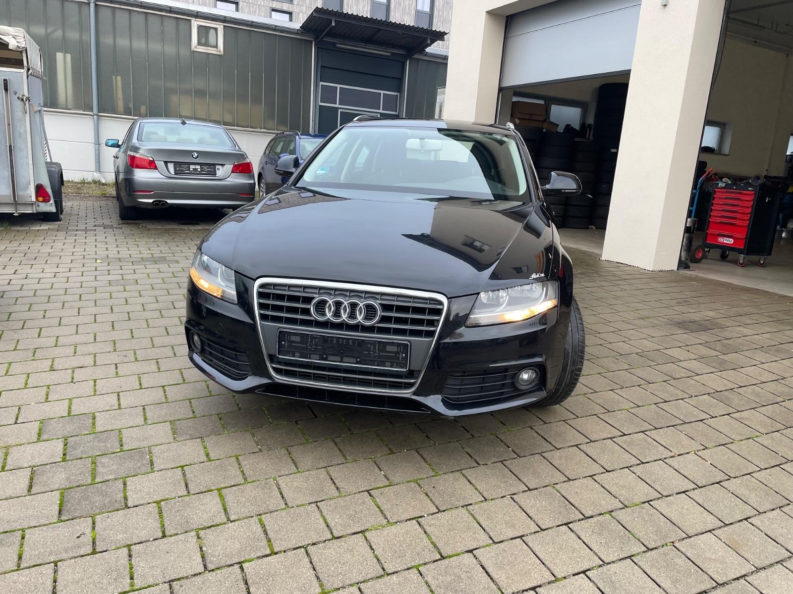 Audi A4 2009 — салон