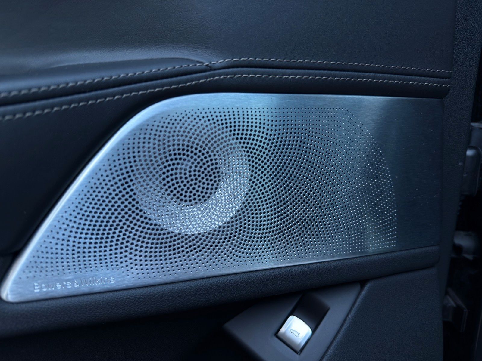 Fahrzeugabbildung BMW 750i xDrive*StHeiz*B&W*Head-Up*Schiebedach*Laser