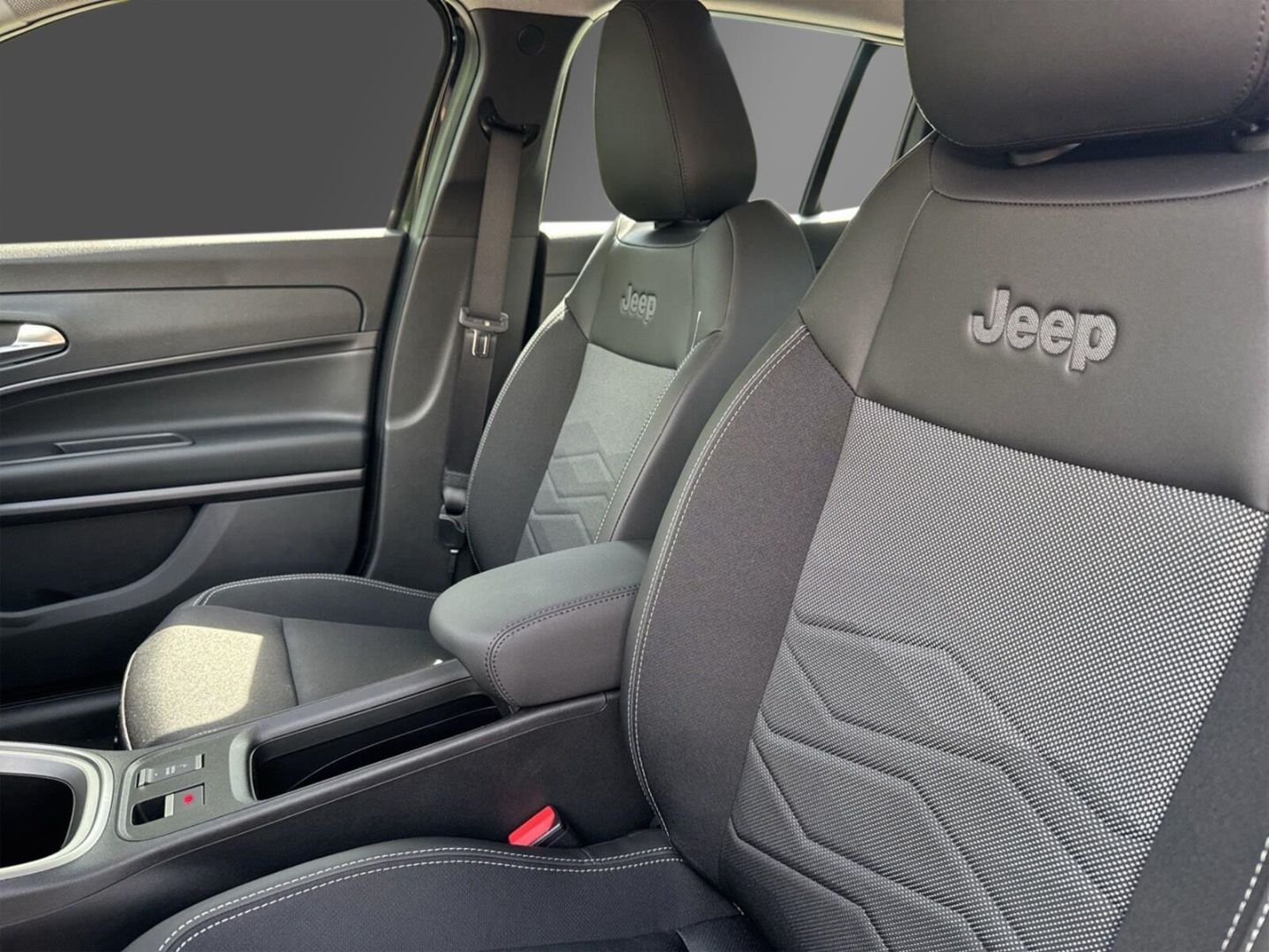 Fahrzeugabbildung Jeep Avenger Altitude Winterpaket Infotainment Paket